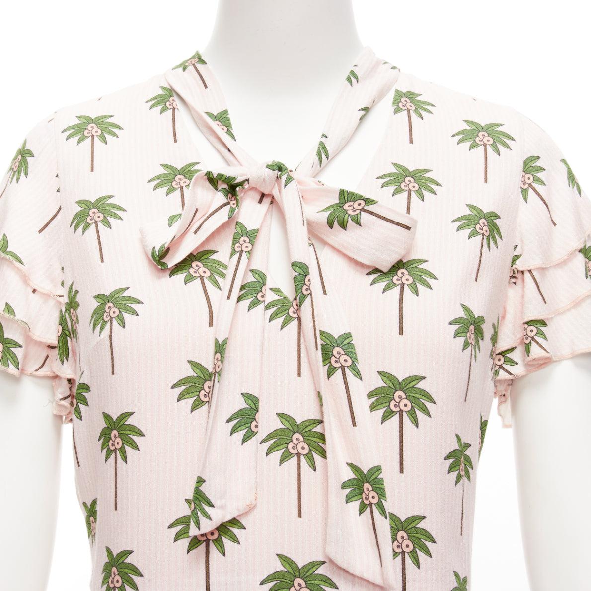 ALICE OLIVIA pink green coconut palm tree frill sleeves bow tie romper US8 L
Reference: KYCG/A00012
Brand: Alice Olivia
Material: Viscose
Color: Pink, Green
Pattern: Cartoon
Closure: Zip
Extra Details: Back zip.
Made in: China

CONDITION:
Condition: