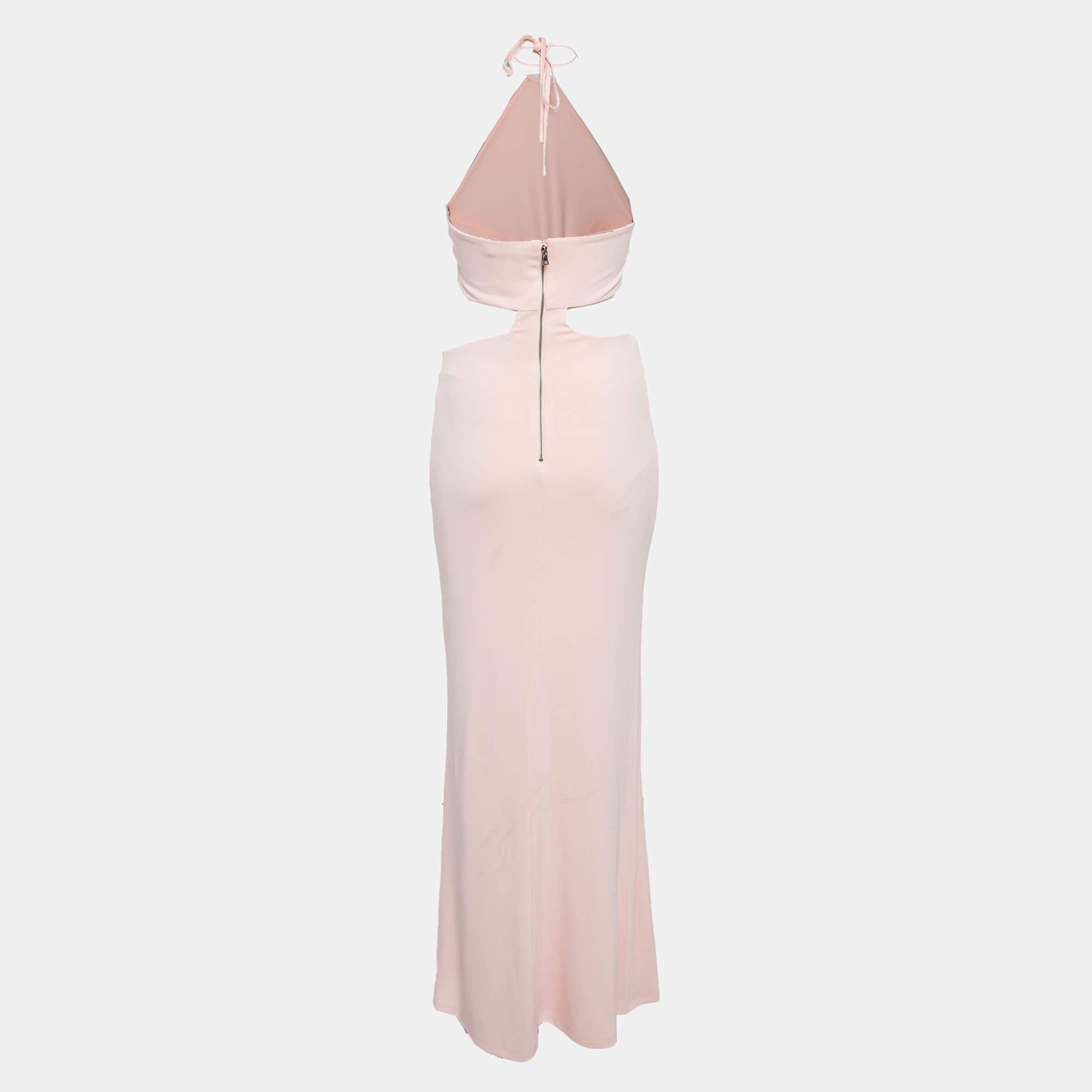 This stylish maxi dress is a fashionable and versatile piece that exudes elegance and comfort. With its long silhouette it provides a flattering and feminine look. Designed with chic details and unique cuts it effortlessly combines fashion and