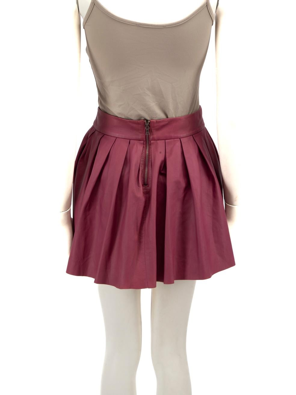 Alice + Olivia Purple Leather Pleated Mini Skirt Size XS In Good Condition For Sale In London, GB