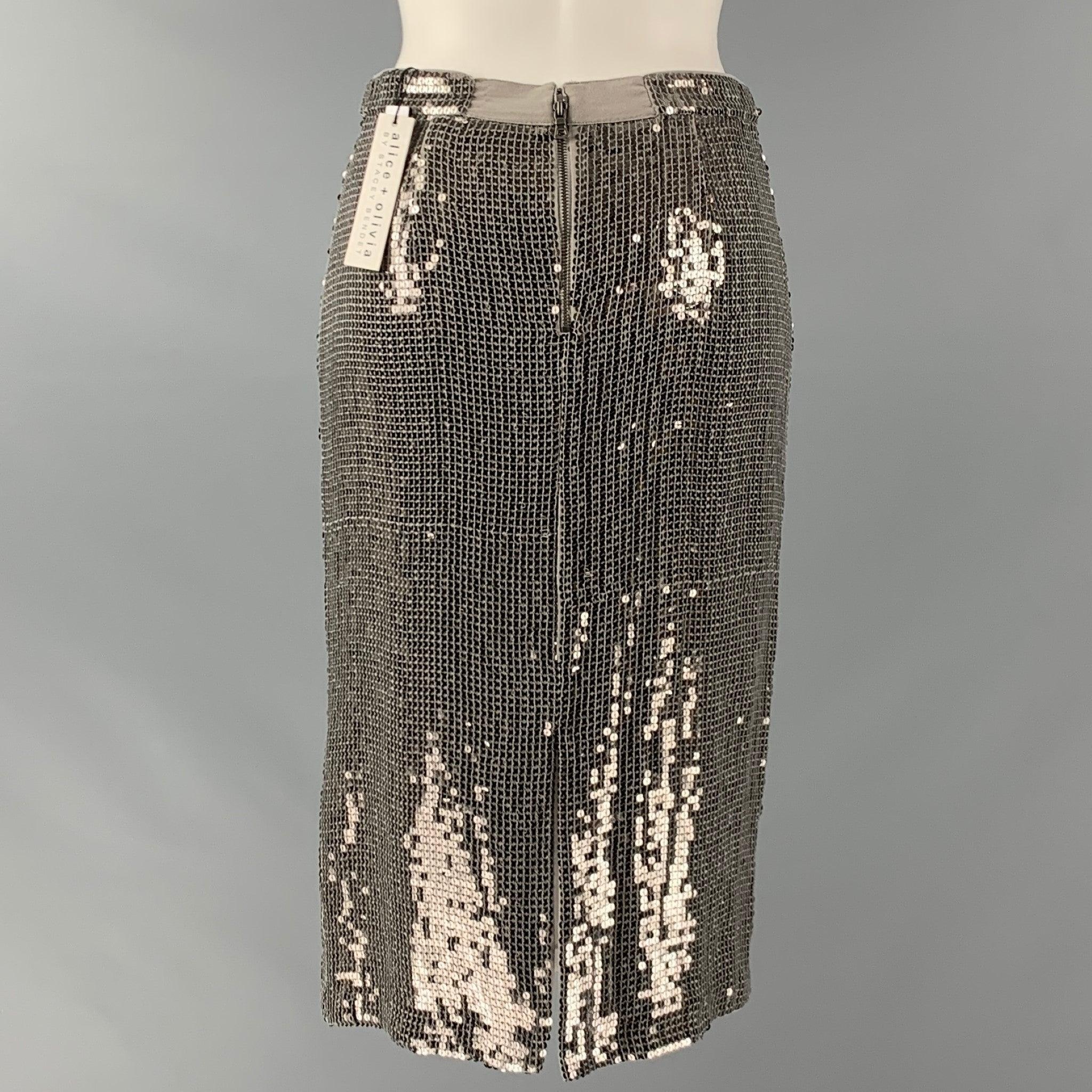 ALICE + OLIVIA Size 2 Silver Viscose Sequined Pencil Skirt In Excellent Condition For Sale In San Francisco, CA