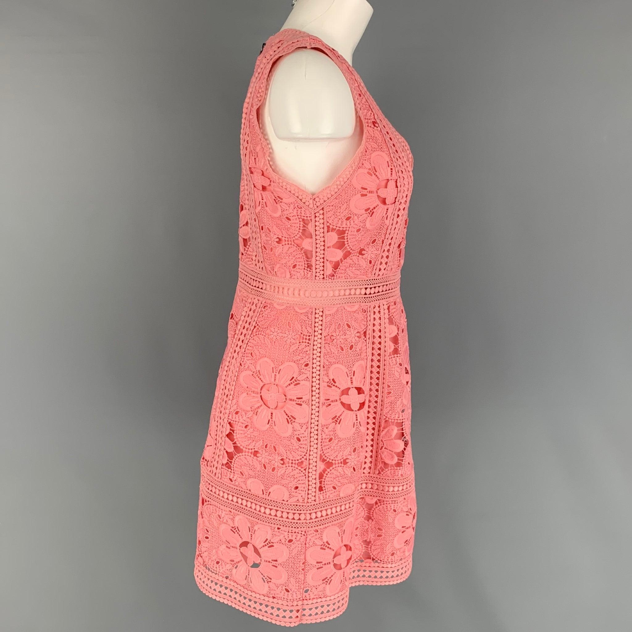 ALICE + OLIVIA dress comes in a rose pink lace polyester with a slip liner featuring an a-line style, v-neck, and a back zip up closure.
Very Good
Pre-Owned Condition. 

Marked:   6 

Measurements: 
 
Shoulder: 13 inches  Bust: 32 inches  Waist: 28