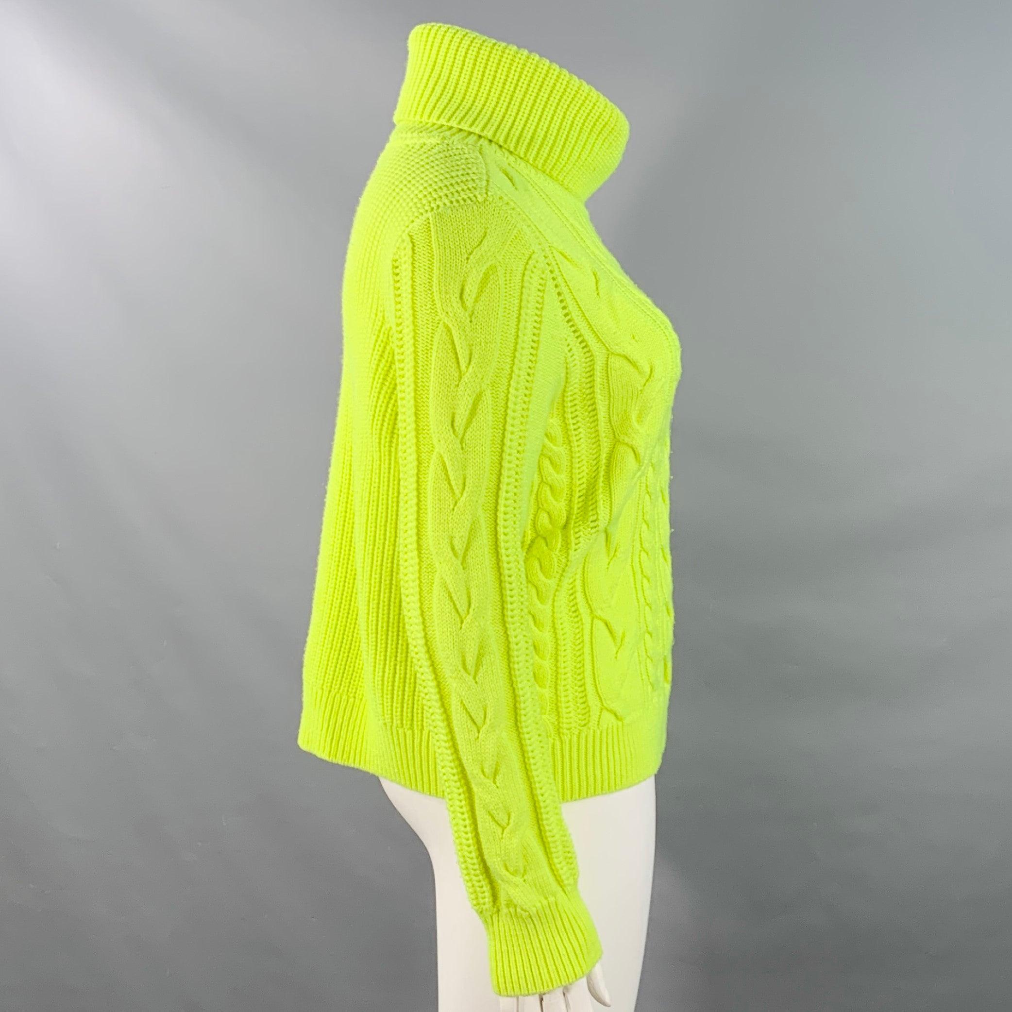 Maglione Alice + Olivia
in maglia di misto lana giallo neon, caratterizzata da un design a maglia a cavi, maniche lunghe e collo a dolcevita. Buone condizioni d'uso. Moderato pilling su tutta la superficie, diversi segni minori. Così com'è.