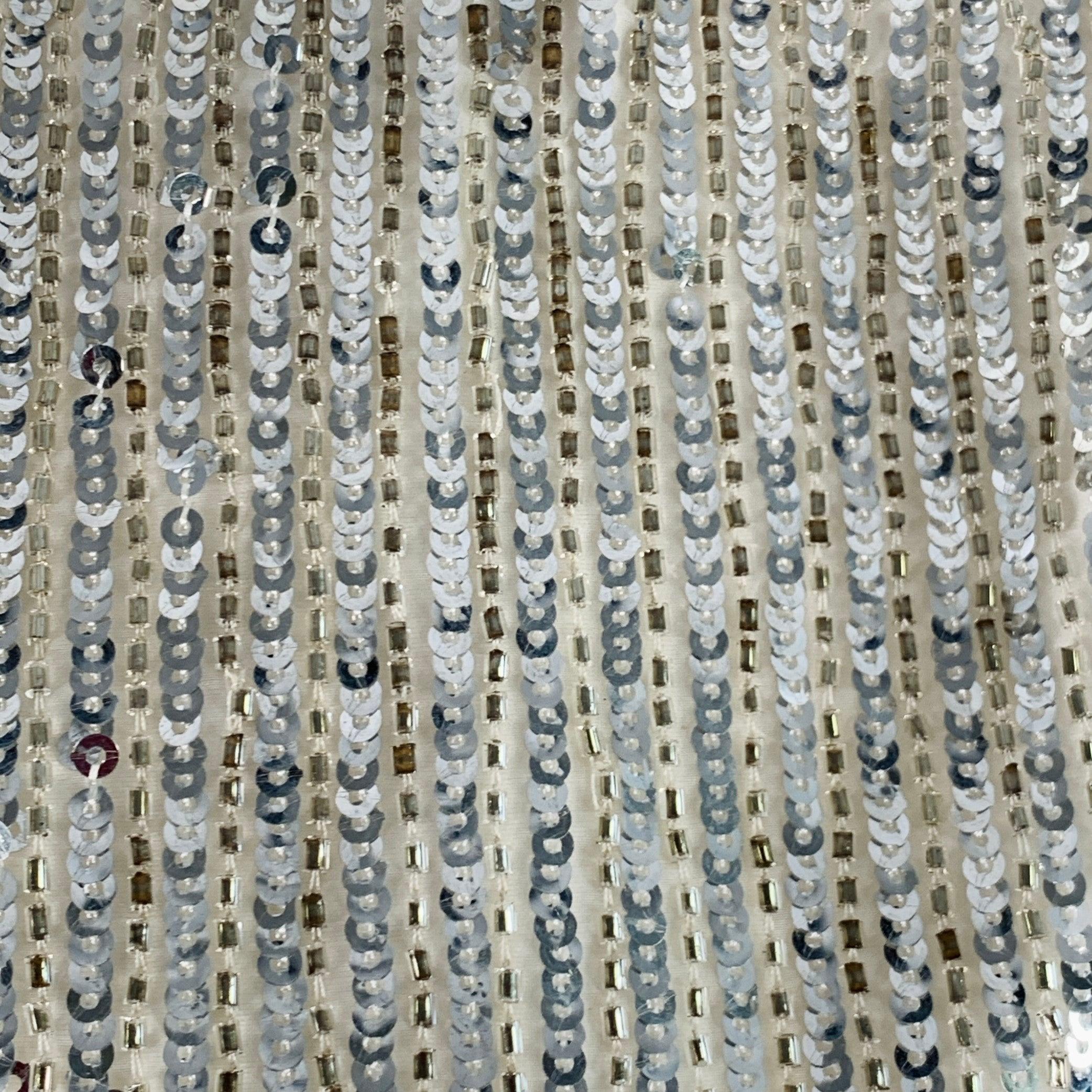 Blazer ALICE + OLIVIA
en polyester de couleur argentée, avec un motif de rayures pailletées et perlées, des manches longues et une fermeture à crochets. 

Marqué :   S 

Mesures : 
 
Épaule : 13.5 pouces Buste : 34 pouces Manches : 23 pouces