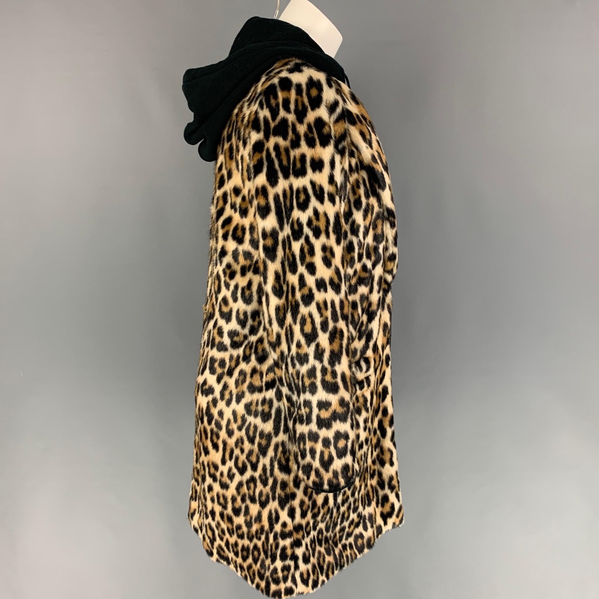 ALICE + OLIVIA coat comes in a black & beige animal print faux fur acrylic / cotton featuring a removable zip-up panel, patch pockets, and a hook & loop closure. 

Very Good Pre-Owned Condition.
Marked: XS
Original Retail Price:
