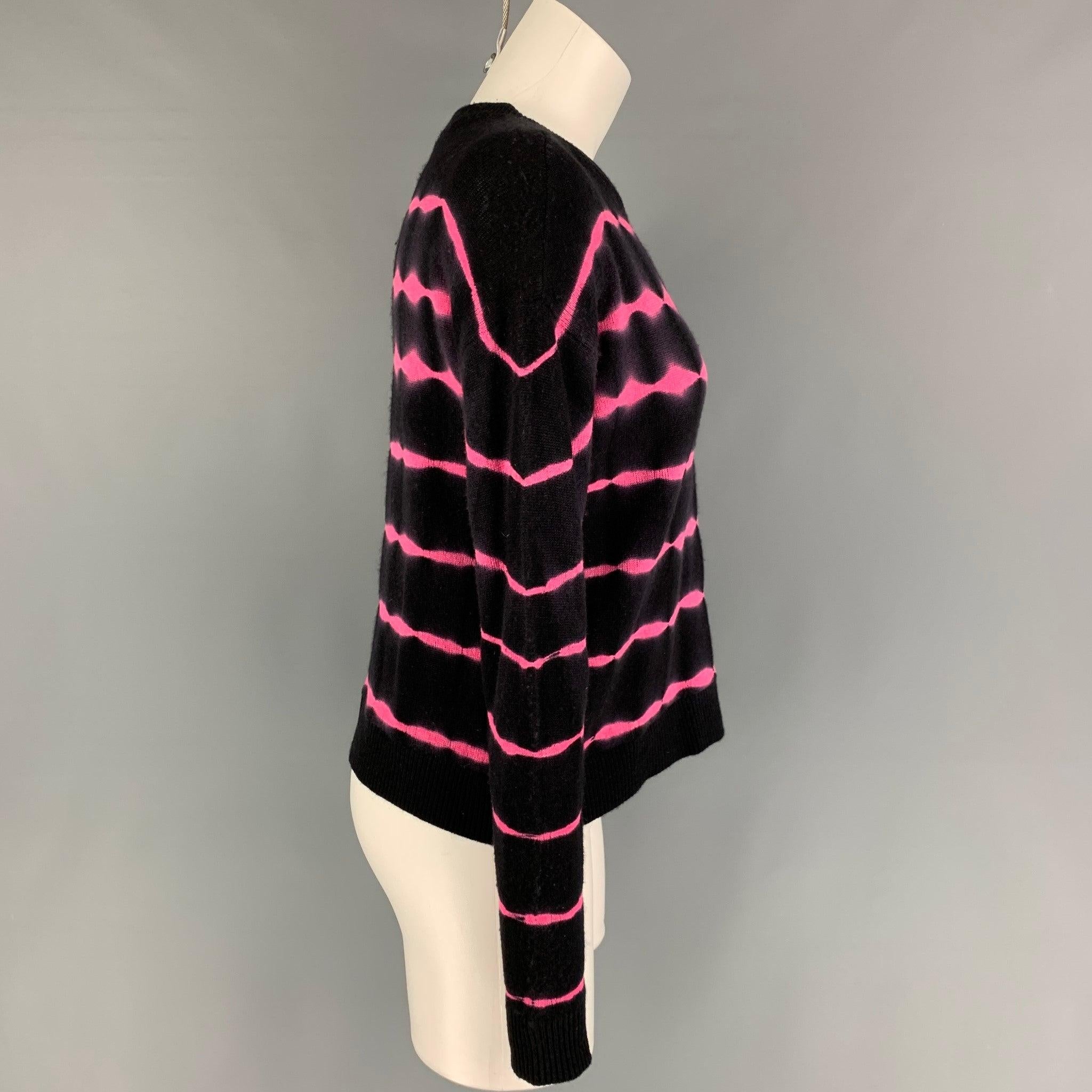 ALICE + OLIVIA pullover in a black & fuchsia pink cashmere stretch blend knit featuring a wavy tie dye stripe pattern and crew neck.Very Good Pre-Owned Condition. Minor signs of wear. 

Marked:   S 

Measurements: 
 
Shoulder: 21 inches  Bust: 40