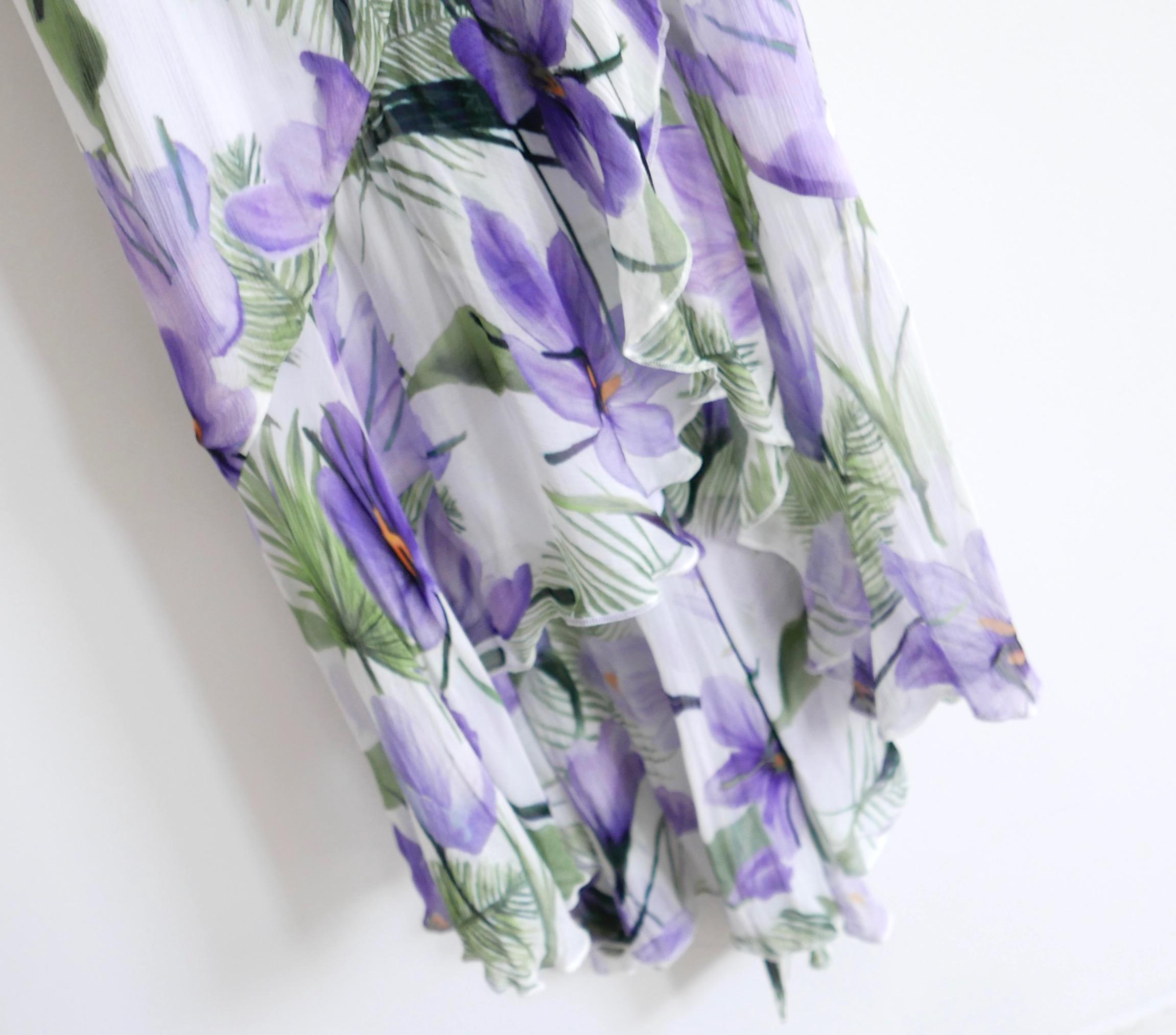 Superbe robe Alice + Olivia Tevi Floral Palm print. Achetée pour £695 et neuve avec étiquettes. Confectionnée en mousseline de soie viscose, elle présente une encolure bénitier, une ceinture à nouer et un ourlet asymétrique haut et bas flottant.