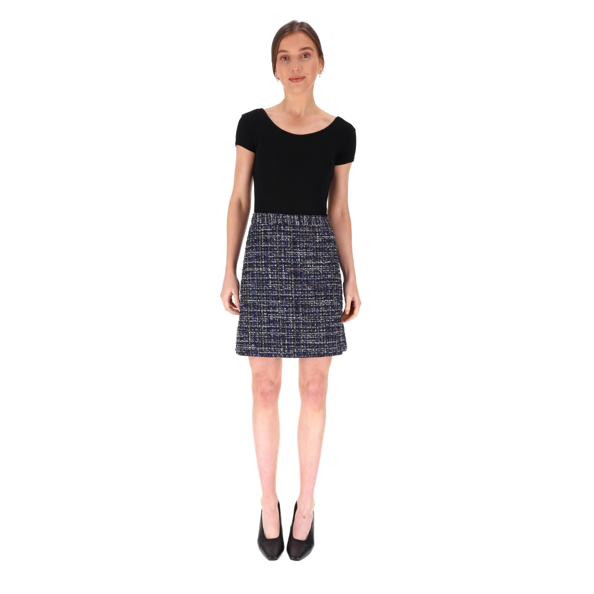 Alice + Olivia Tweed Skirt

Navy skirt crafted from tweed in A-line silhouette.

Zip closure to rear. Rrp Approx. £260

Size – M (Label missing but corresponds) 

Condition – Very Good

Composition – 89% Polyester, 6% Cotton, 5% Viscose