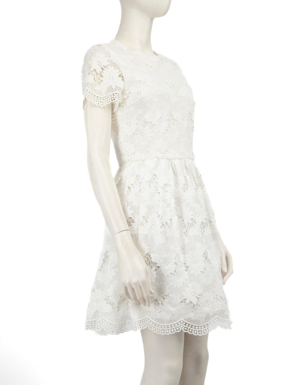 CONDITION is Very good. Minimal wear to the dress is evident, there are marks on the hem lining of this used Alice + Olivia designer resale item.
 
 
 
 Details
 
 
 White
 
 Lace
 
 Dress
 
 Floral pattern
 
 Knee length
 
 Round neck
 
 Short