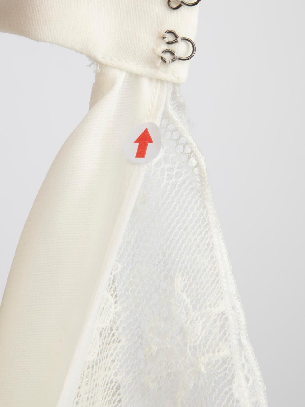 Alice + Olivia White Shoulder Cut Out Top Size M For Sale 1