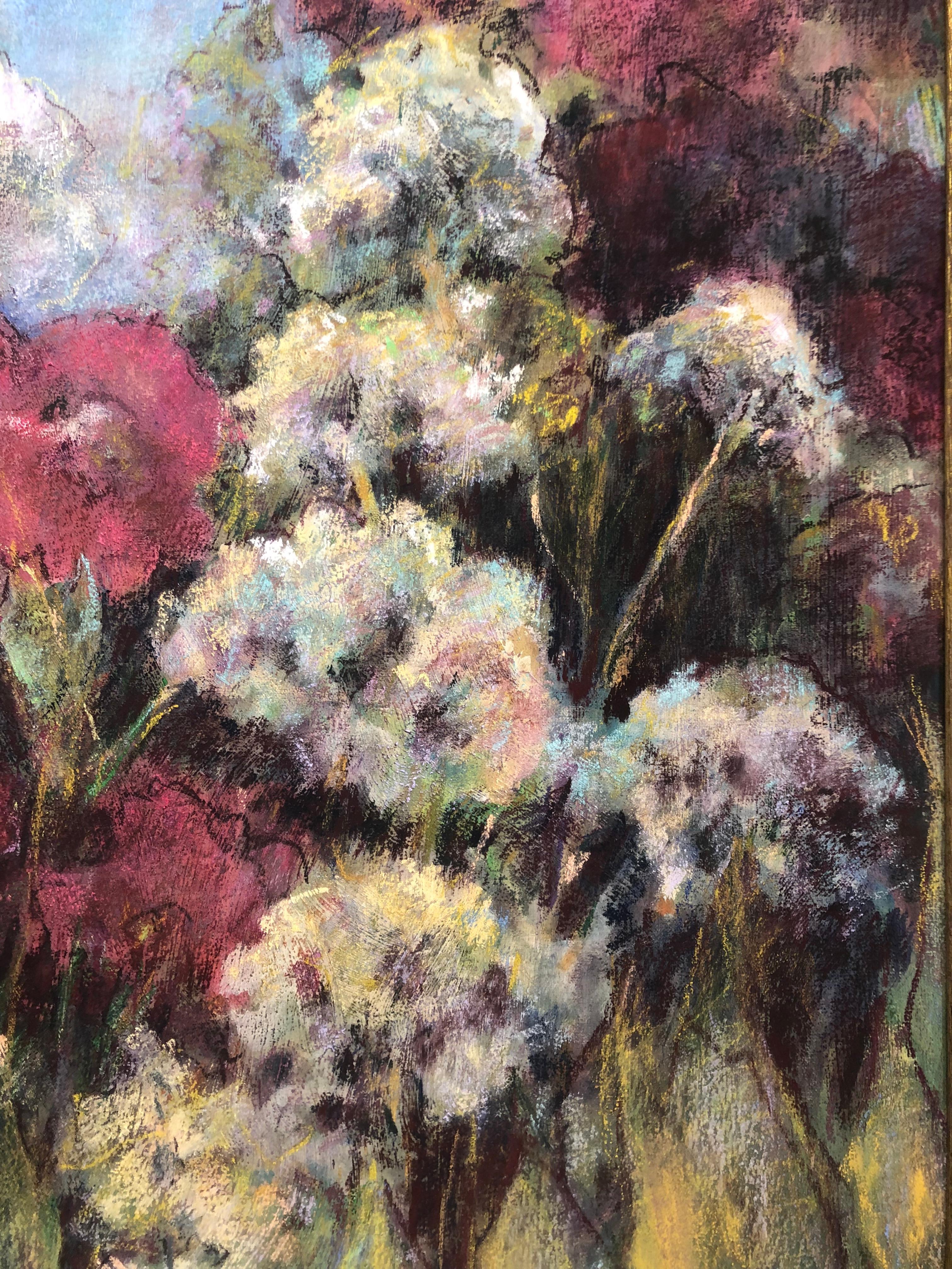 Hermoso jardín junto al mar con flores  por la artista estadounidense Alice Pritchard 
ALICE PRITCHARD Alice Pritchard estudió Bellas Artes y Literatura en la Universidad de Virginia, donde se licenció en Inglés con especialización en Arte de