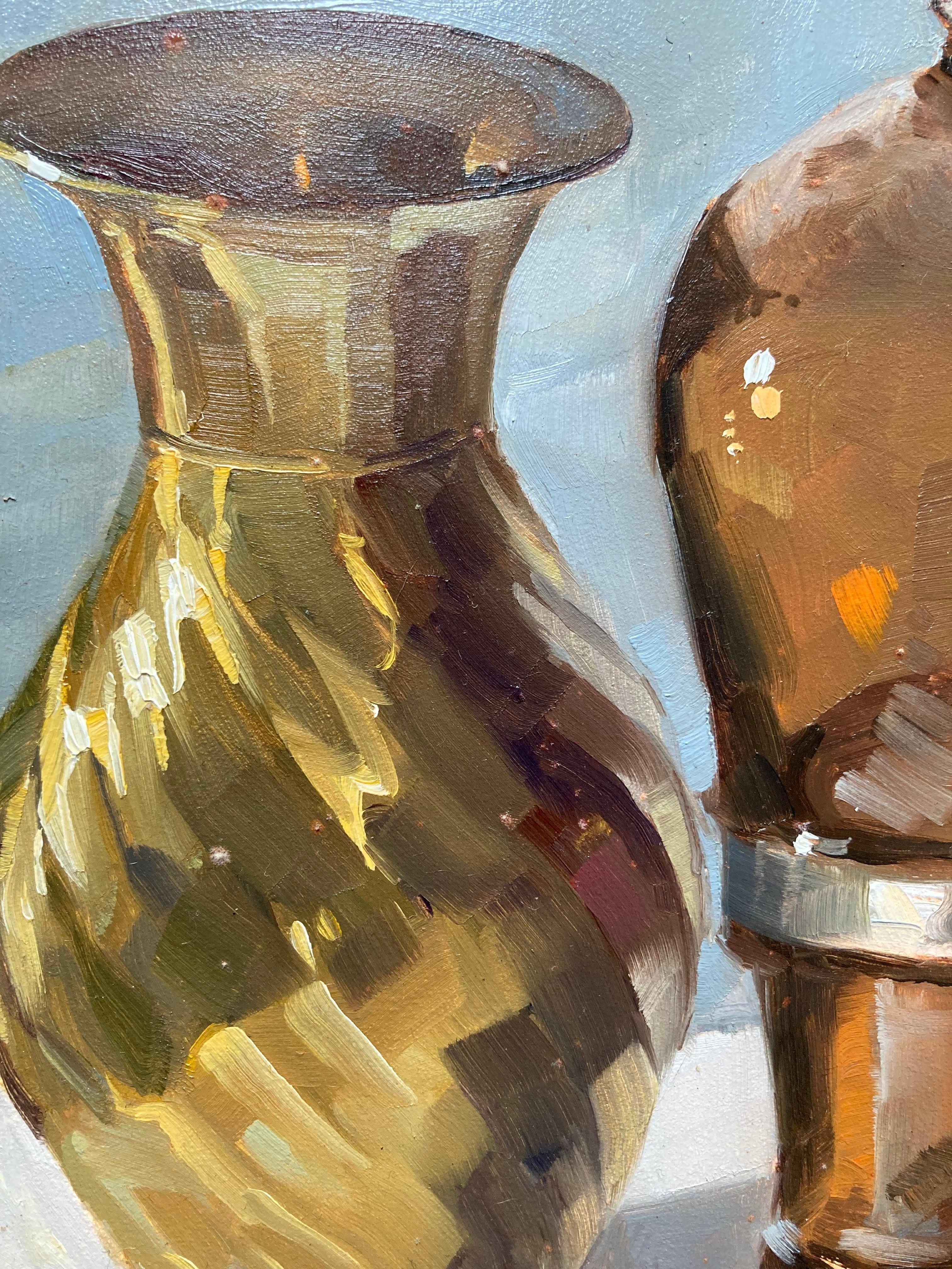 Stillleben mit Glasflaschen (Modern Fotorealistisches Stillleben Ölgemälde) (Grau), Still-Life Painting, von Alice Selwick