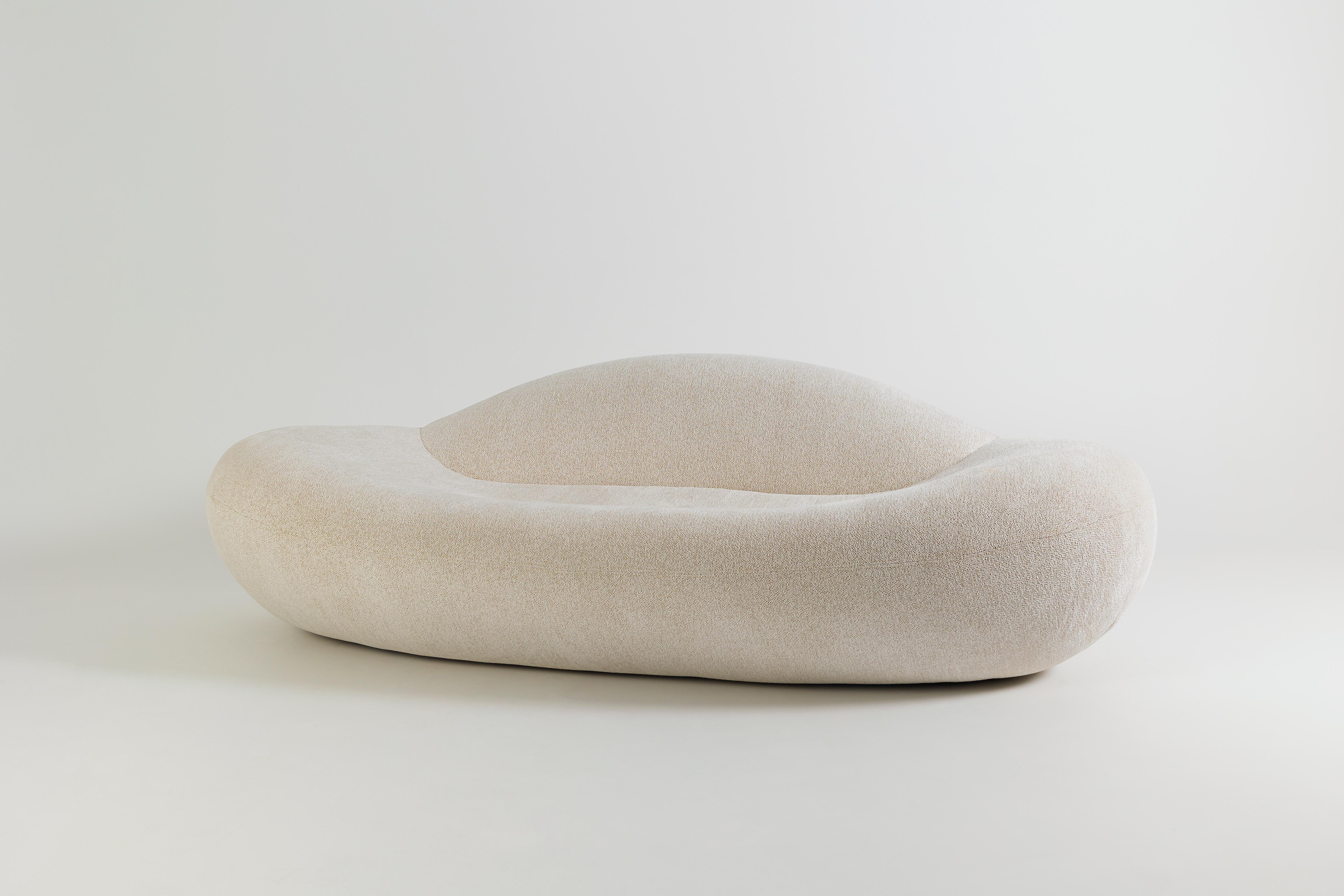 Canapé Alice de Joana Teixeira 
Dimensions : D 113 x L 220 x H 66 cm.
MATERIAL : Tissu, tapisserie d'ameublement, bois et hêtre.
Finition : Blanc bouclé.

La personnalisation est possible sur demande. Veuillez nous contacter.

ALICE est une nouvelle