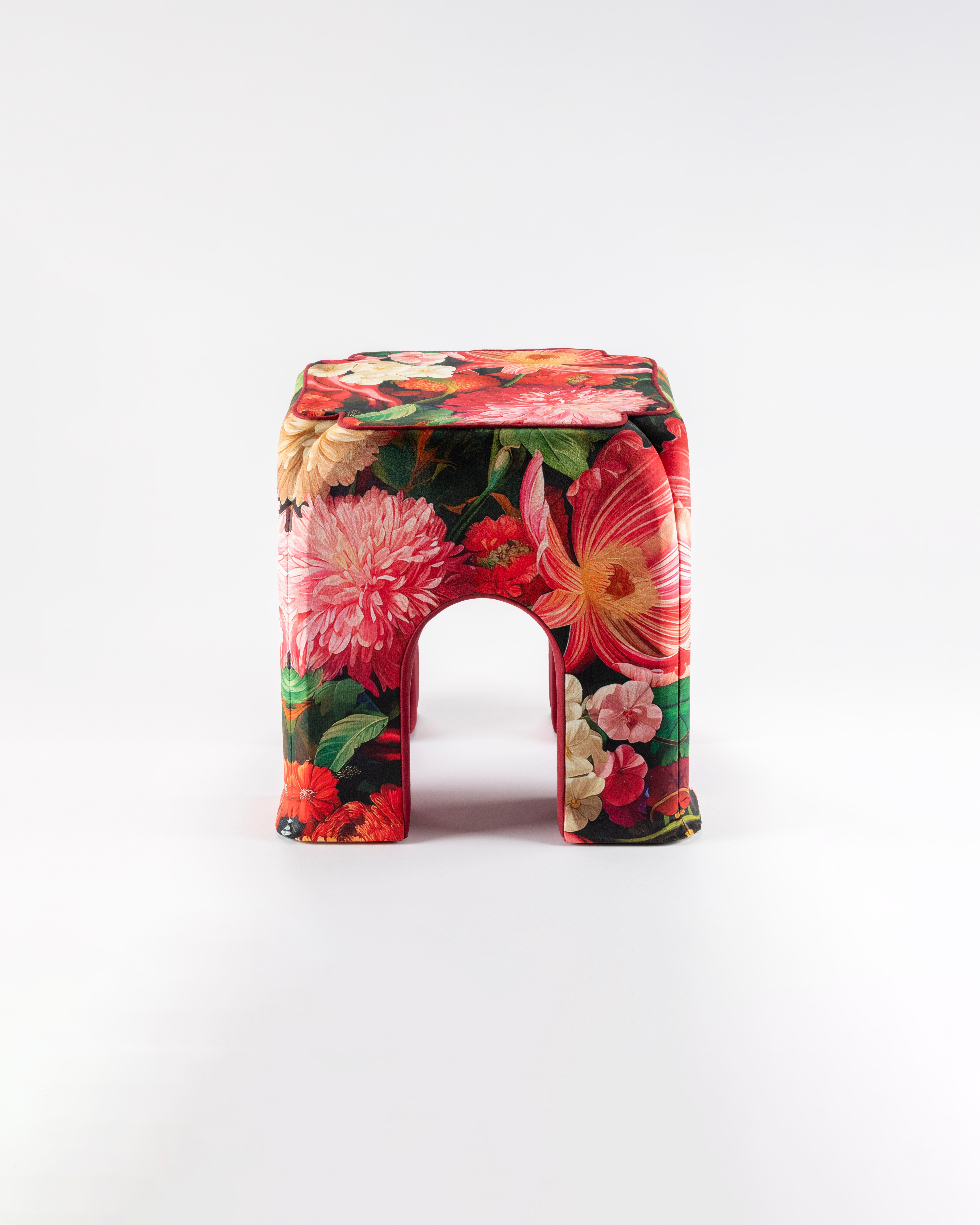 Fait main Tabouret Alice en velours imprimé avec motif floral en vente
