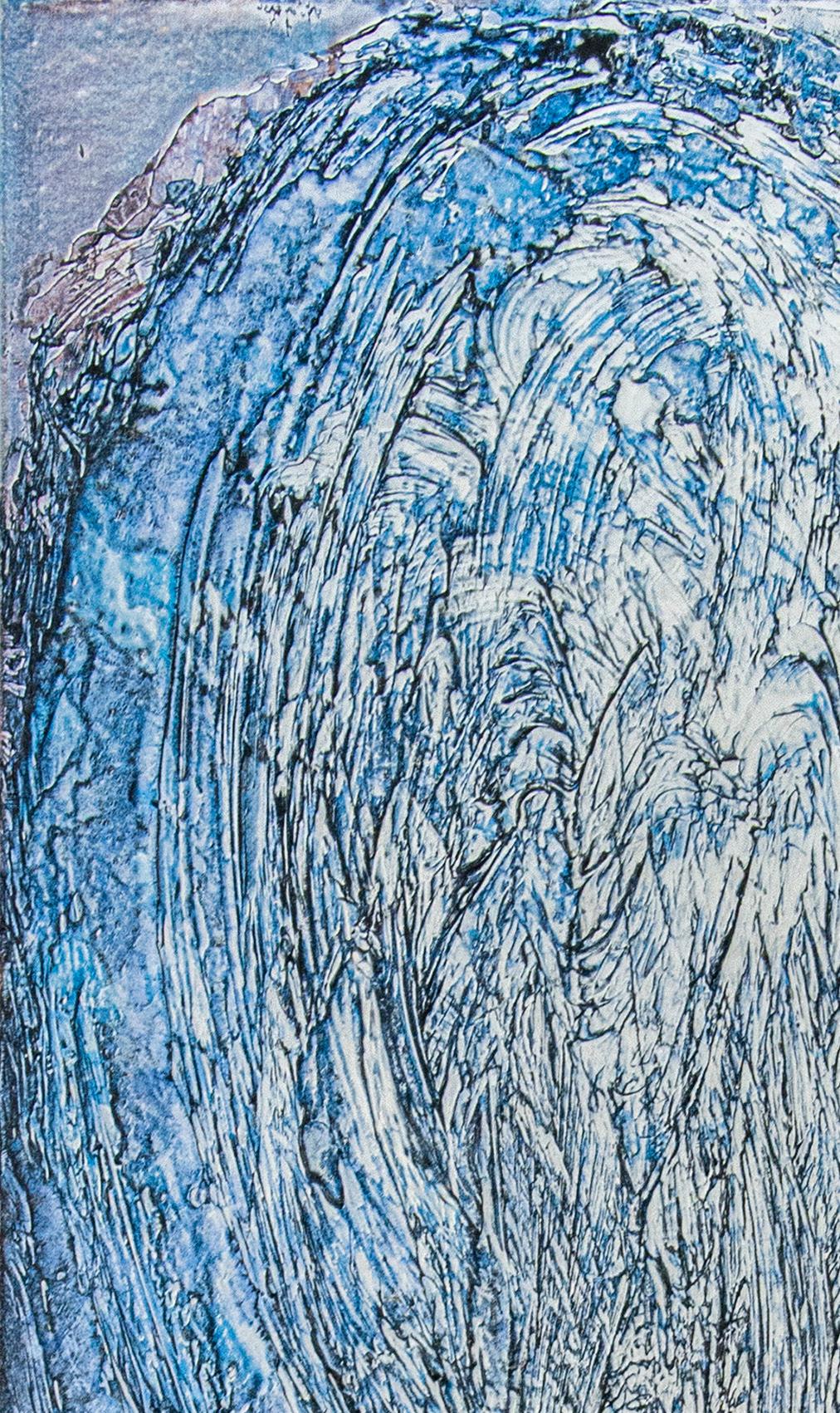 Becoming 2 – üppige blaue und silberne vertikale Abstraktion einer Galaxis in Formation (Blau), Abstract Painting, von Alice Teichert