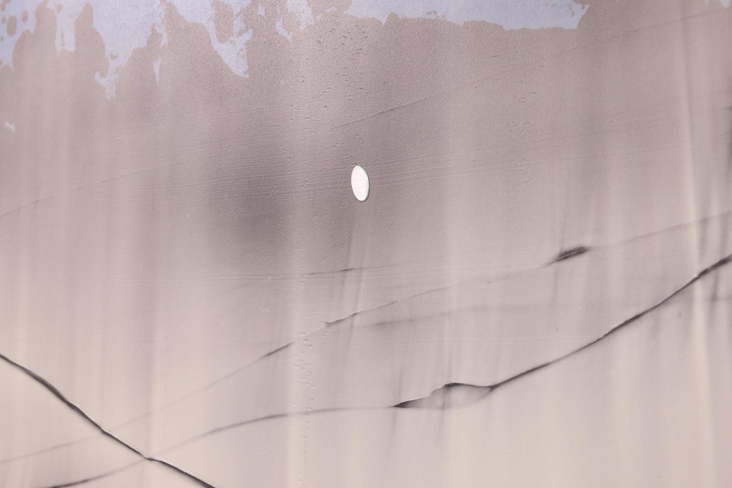 Dieses großformatige abstrakte Acrylgemälde von Alice Teichert evoziert Bilder von Zeit und Raum.

In diesem provokanten Gemälde eines der besten abstrakten Künstler Kanadas scheint sichtbare Energie über die Leinwand zu pulsieren. Was wie ein