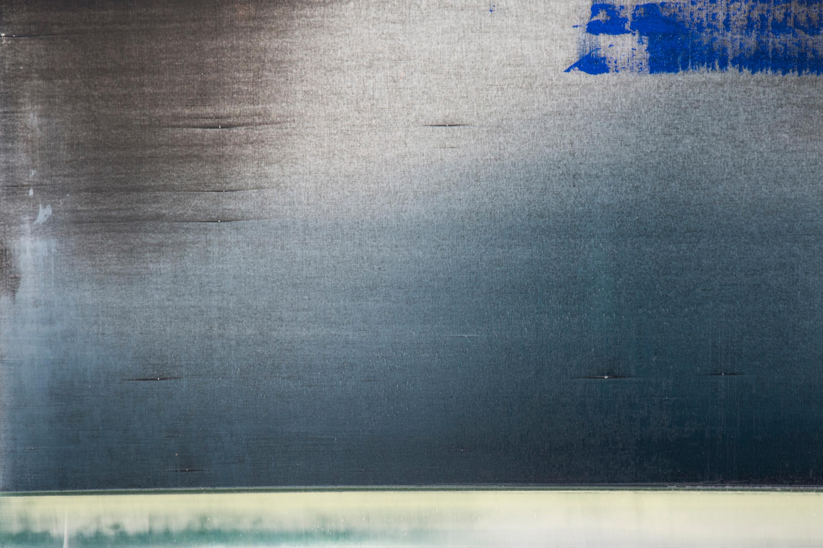 Schichten aus reflektierendem Gold, brüniertem Braun und Schwarz legen sich wie ein Vorhang über ein lilafarbenes Becken in diesem reichen Gemälde. Zwei horizontale Pinselstriche in Meeresblau markieren einen Horizont wie ein Wort der Ruhe. Ein