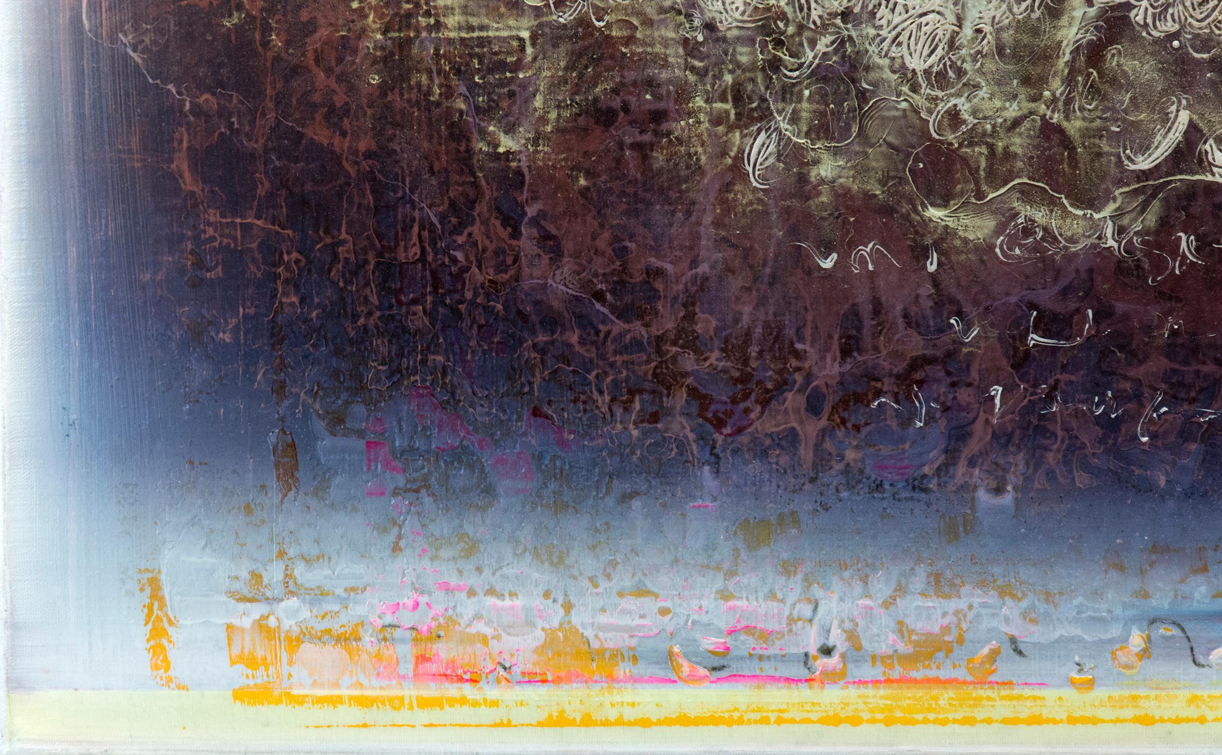 Des marques rapides de blanc, d'or et de cerise forment un nuage qui plane sur un fond indigo dans cette peinture lumineuse d'Alice Teichert. Intitulée Nocturne, l'œuvre fait référence à une composition musicale évocatrice de la nuit. L'artiste a