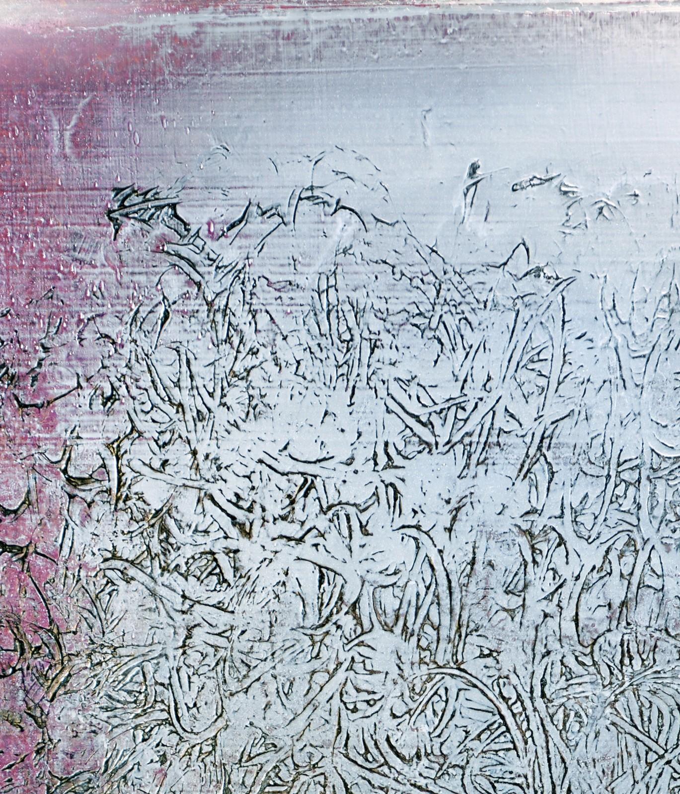 Talking Winds - lebhaftes, blaues, violettes, schillerndes abstraktes Gemälde, Acryl auf Leinwand (Grau), Abstract Painting, von Alice Teichert