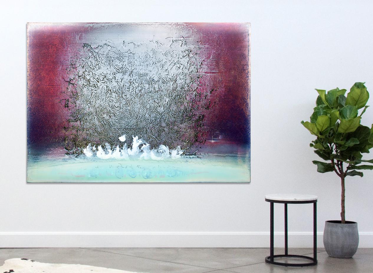 Una linea di nuvole bianche si alza ai piedi di una vorticosa calligrafia argentata in questa luminosa tela di Alice Teichert. L'immagine dinamica, che ricorda un tornado astratto in un cielo cremisi, si chiama giustamente Talking Winds.

L'artista