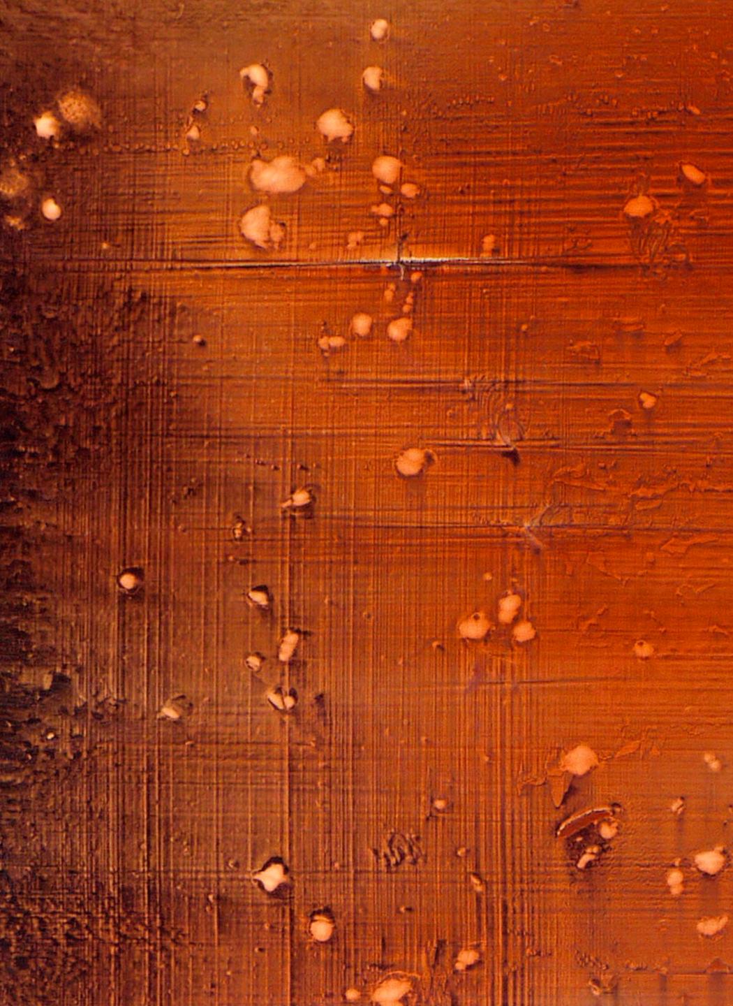 Auf diesem großformatigen Gemälde von Alice Teichert tanzen rätselhafte Formen und kalligrafische Linien über eine Flut von Türkis unter einem Himmel aus brüniertem Orange. Die Künstlerin arbeitet mit dünnen Schichten von Acrylgel und Pigmenten, um