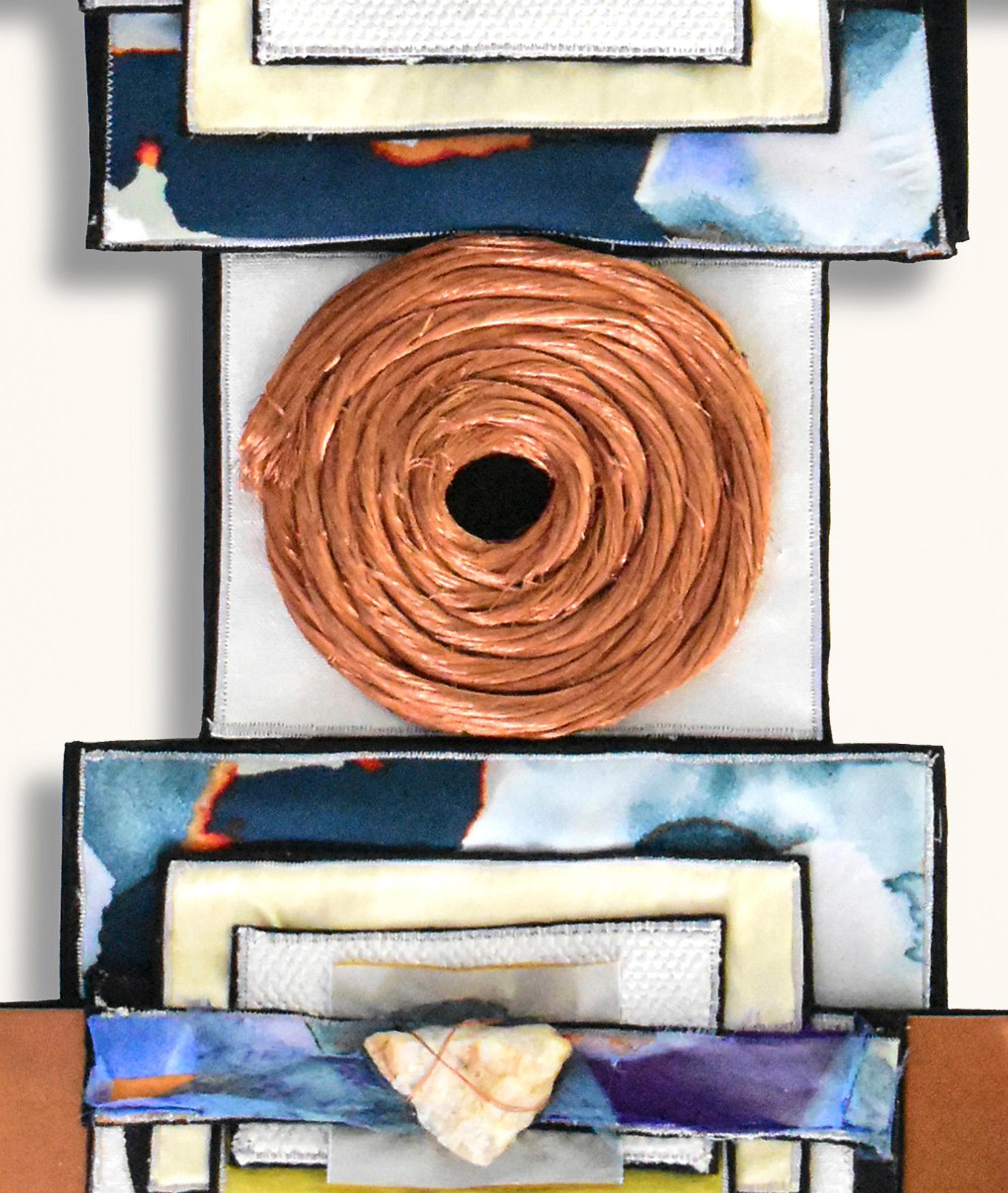 Questa scultura da parete di Alice Vander Vennen è una straordinaria composizione contemporanea di oggetti accuratamente curati. Le sue opere a tecnica mista sono realizzate con un eclettico assortimento di oggetti 