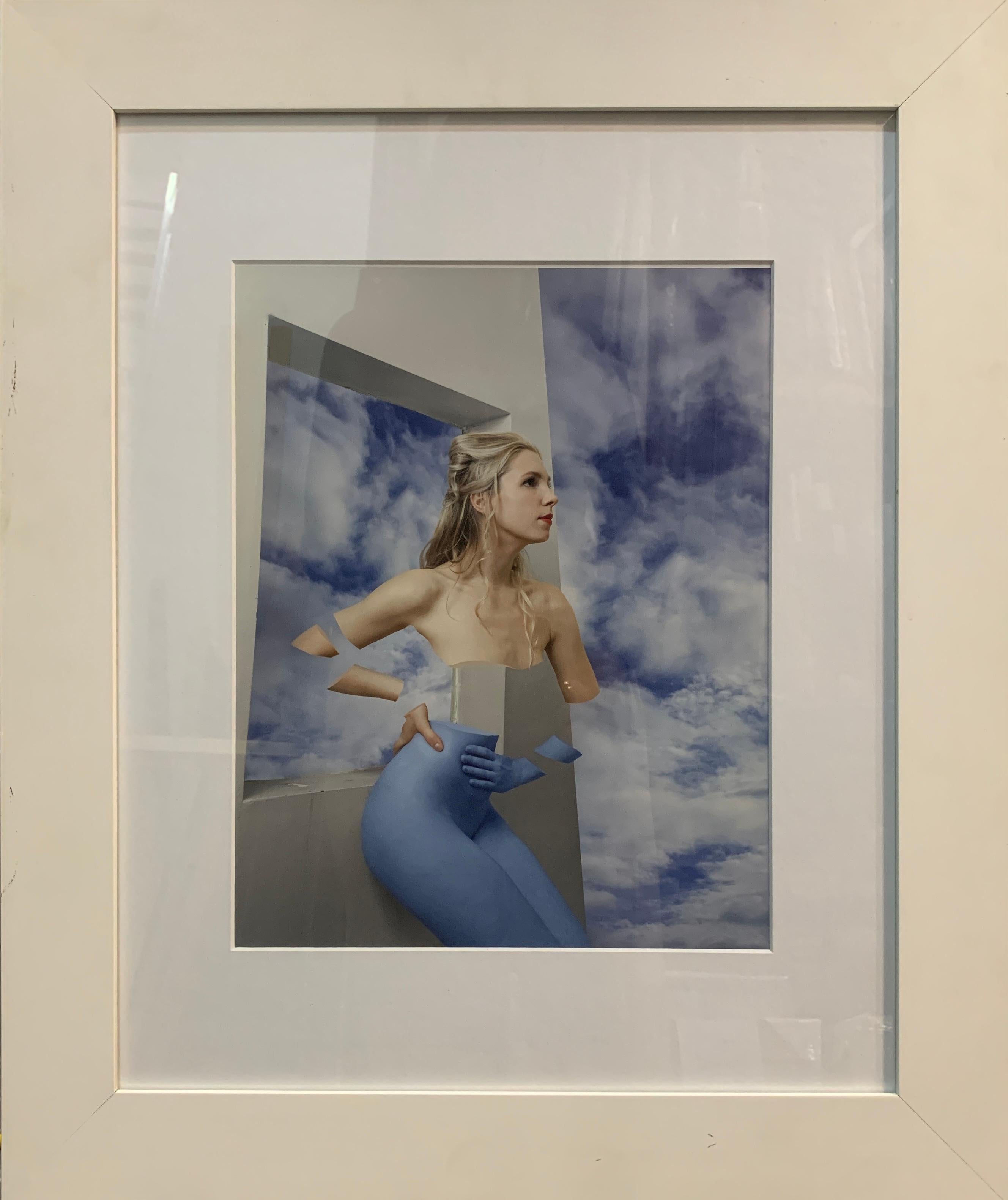 Alice Zilberberg Figurative Photograph – Surrealer Traum in Blau
