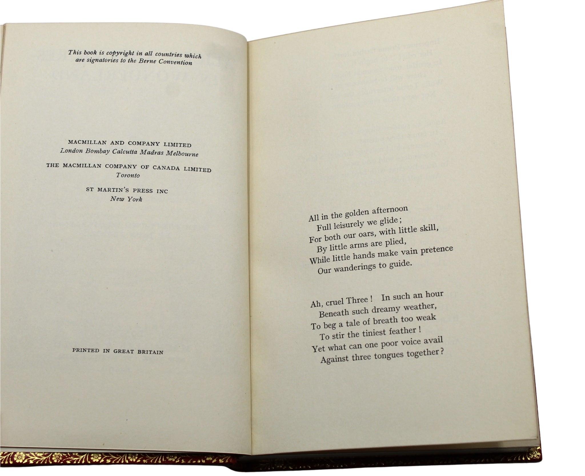Milieu du XXe siècle Les aventures d'Alice au pays des merveilles et à travers le regard de Lewis Carroll en vente