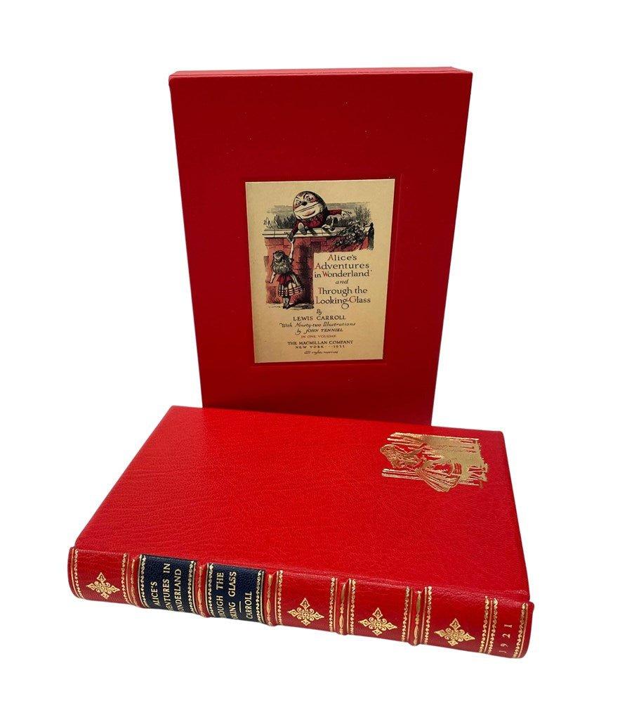 Carroll, Lewis. Les aventures d'Alice au pays des merveilles et À travers le miroir. New York : The Macmillan Company, 1921. Illustré par John Tenniel. Octavo. Relié en plein cuir rouge avec des illustrations estampées dorées sur les plats avant et