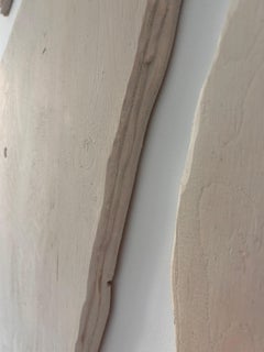 ABSTRACT Kunstwerke aus weiß-grauen Holztafeln der spanischen Alicia Gimeno 2024