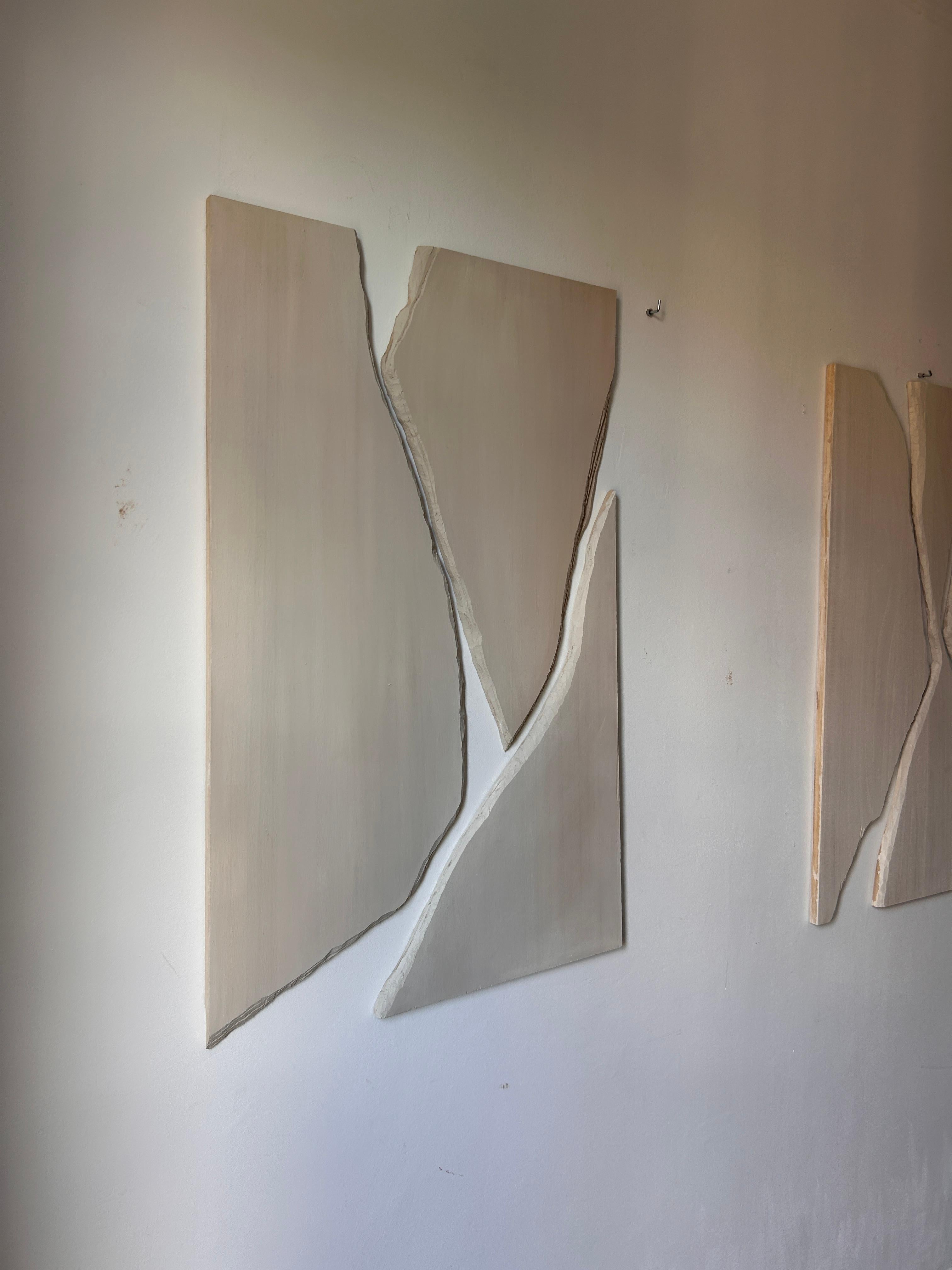 ABSTRACT Opera d'arte in legno bianco e grigio della spagnola Alicia Gimeno 2024 3