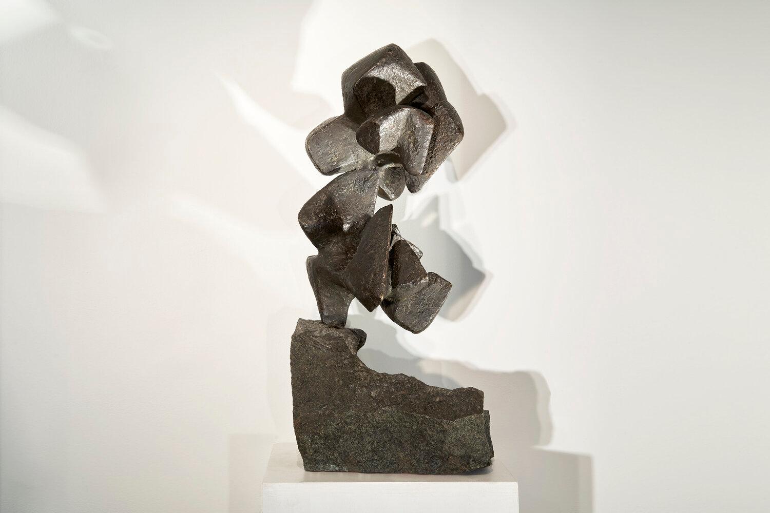 Alicia Penalba era una scultrice argentina, diplomata all'Ecole Supérieure des Beaux-Arts. La sua tecnica impressionante combina spiritualità e astrazione e le sue sculture assumono molte forme come immagini di processi evolutivi, metafore del