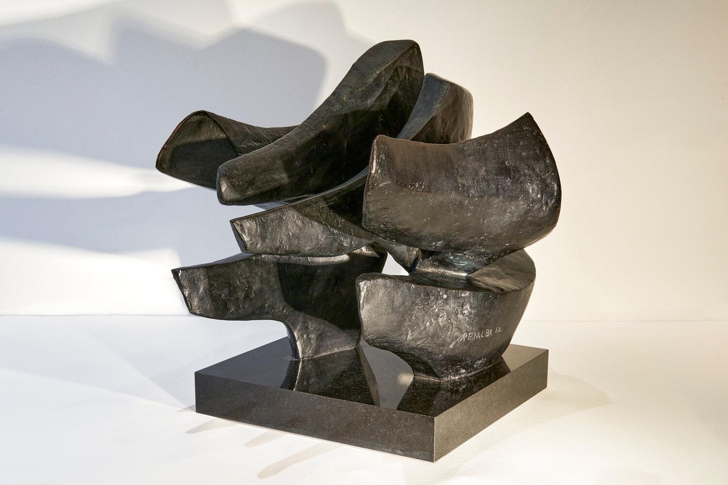 Alicia Penalba era una scultrice argentina, diplomata all'Ecole Supérieure des Beaux-Arts. La sua tecnica impressionante combina spiritualità e astrazione e le sue sculture assumono molte forme come immagini di processi evolutivi, metafore del