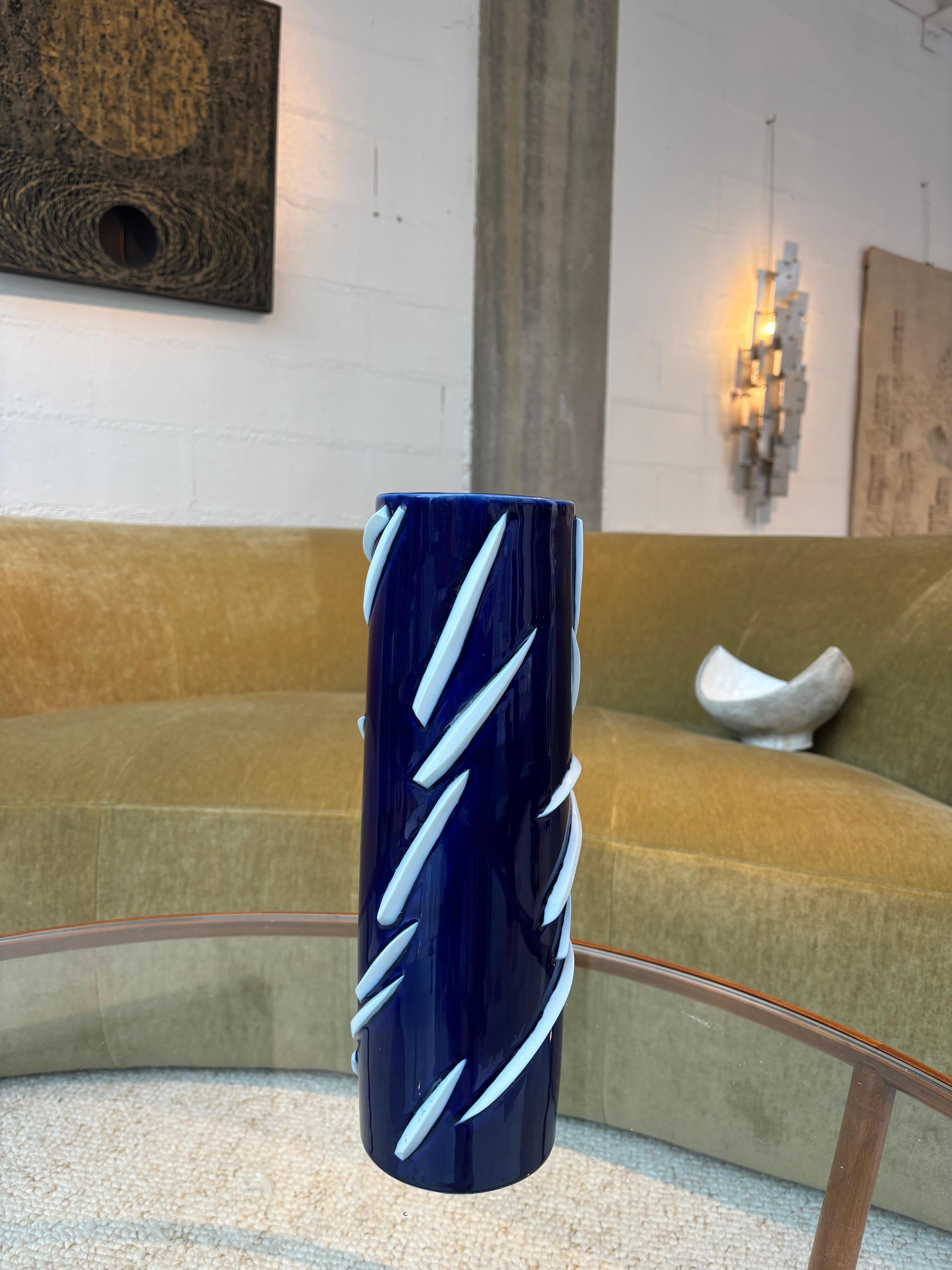 Jolie vase par Alicia Penalba en porcelaine bleu nuit et à décor de scarifications. Edito da Artcurial in 900 esemplari 