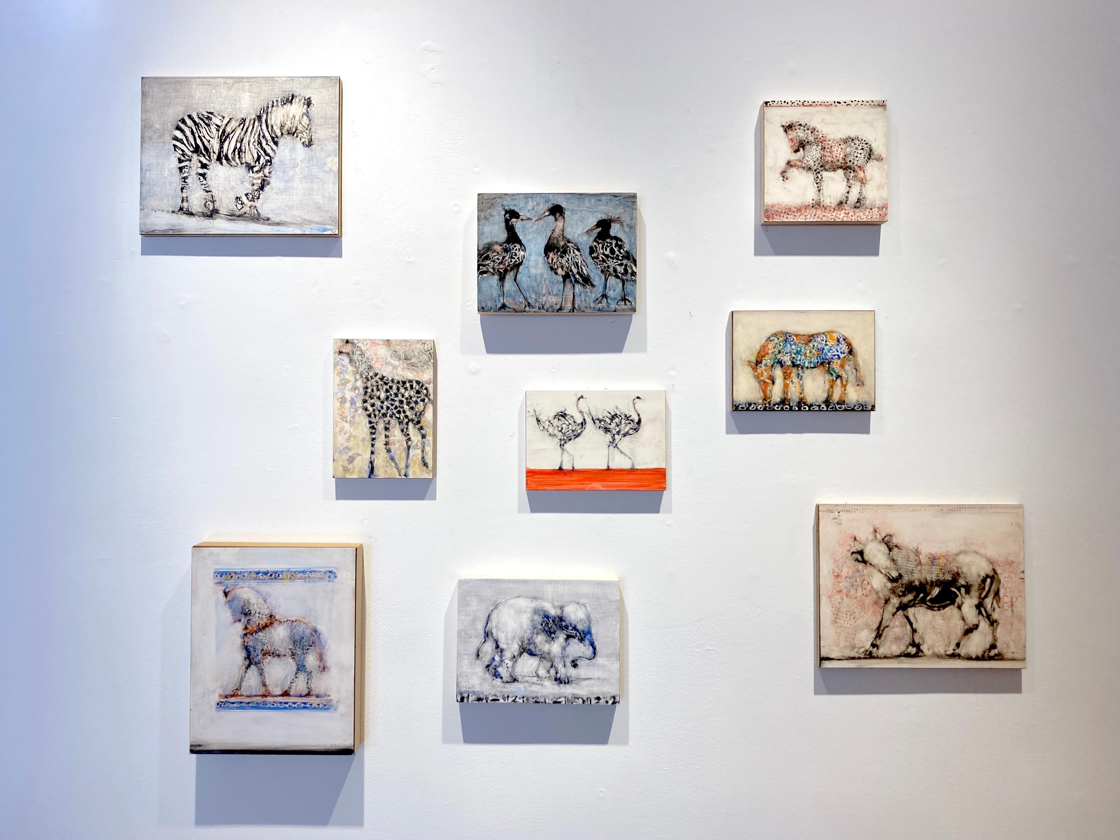 Turning Bull, peinture à l'huile sur panneau de taureau, tons terreux neutres et rouges - Painting de Alicia Rothman