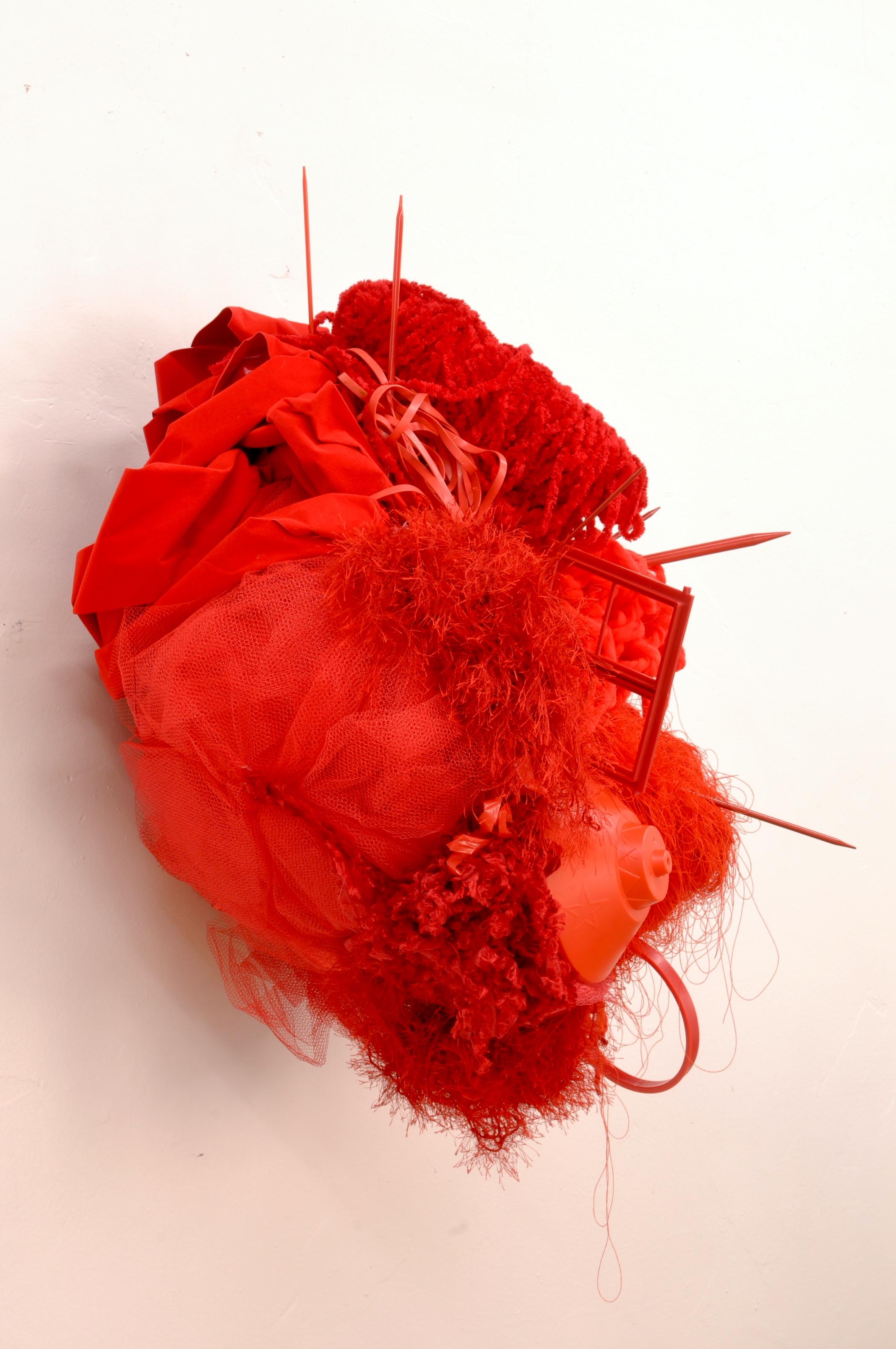 PRICK - Rote, monochrome Wand-Hängeskulptur mit gefundenen Objekten – Sculpture von Alicia Thompson