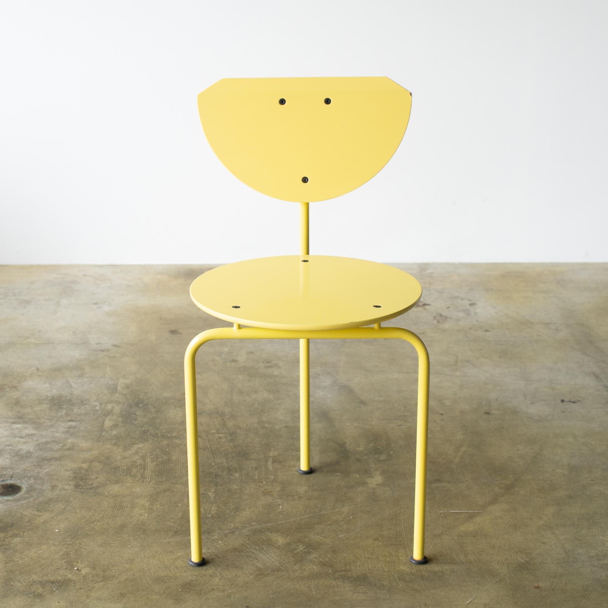 Alien-Stuhl, entworfen von Carlo Forcolini in den 80er Jahren. 
Sitz und Rückenlehne aus gelbem Holz. Der Rahmen ist aus lackiertem Stahl. Hergestellt von Alias Italy.