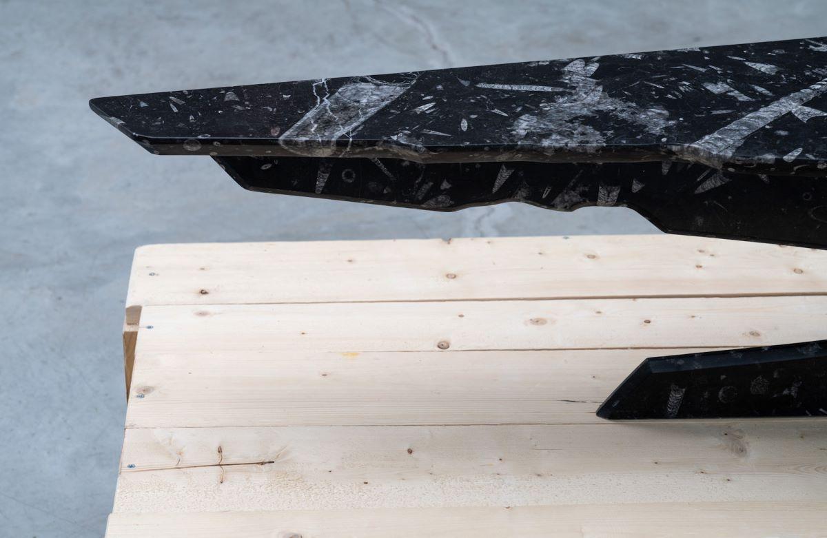 À l'occasion de la Semaine du design de Milan 2023, Bloc
Studios présente une série limitée de tables conçues
par Koos Breen (NL). 
Alien Debris- série marbre, se compose de 2 tables en marbre fossile noir : 1 table d'appoint et 1 table basse.
Le