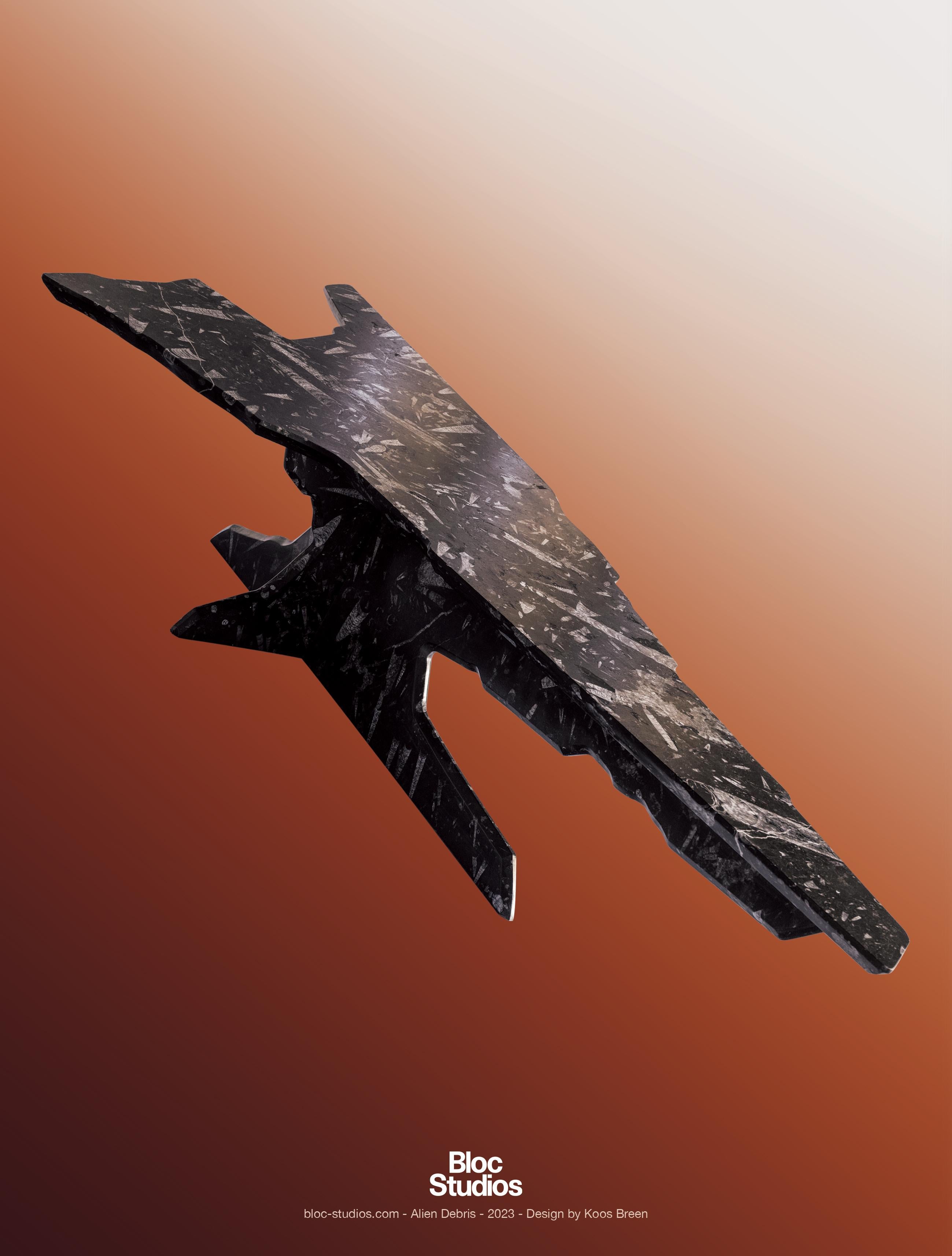 Sablé Table basse en marbre noir Alien Debris Fossil en vente