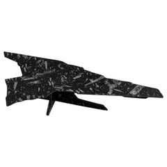 Table basse en marbre noir Alien Debris Fossil