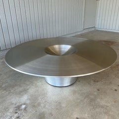 Tavolino rotondo in metallo "Alien" di Yasuhiro Shito per Cattelan Italia