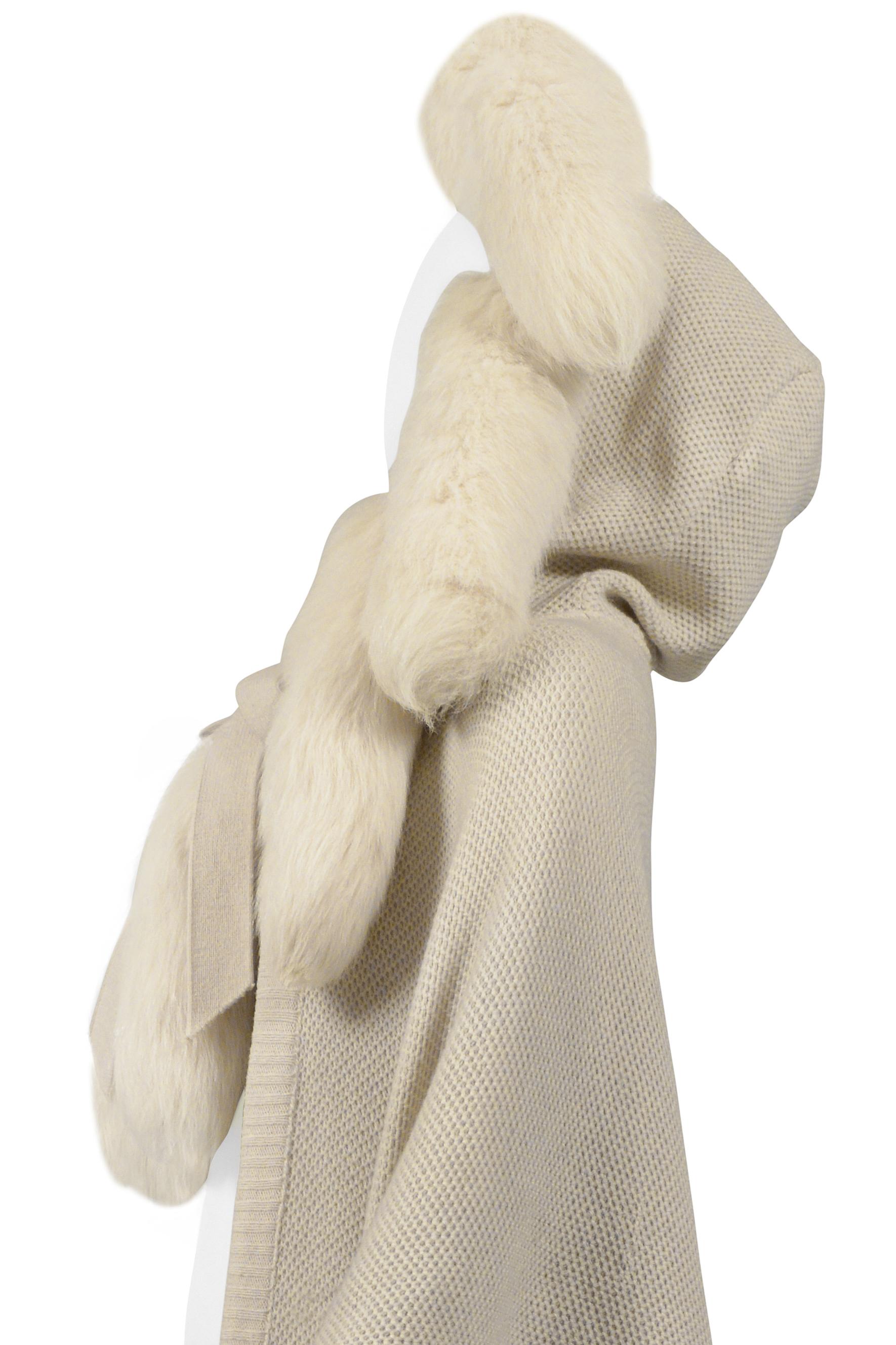 Off-White-White-Umhang von Alimia Paris mit Pelzschnörkeln und Leder Patches im Angebot 5