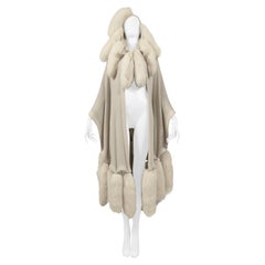 Off-White-White-Umhang von Alimia Paris mit Pelzschnörkeln und Leder Patches