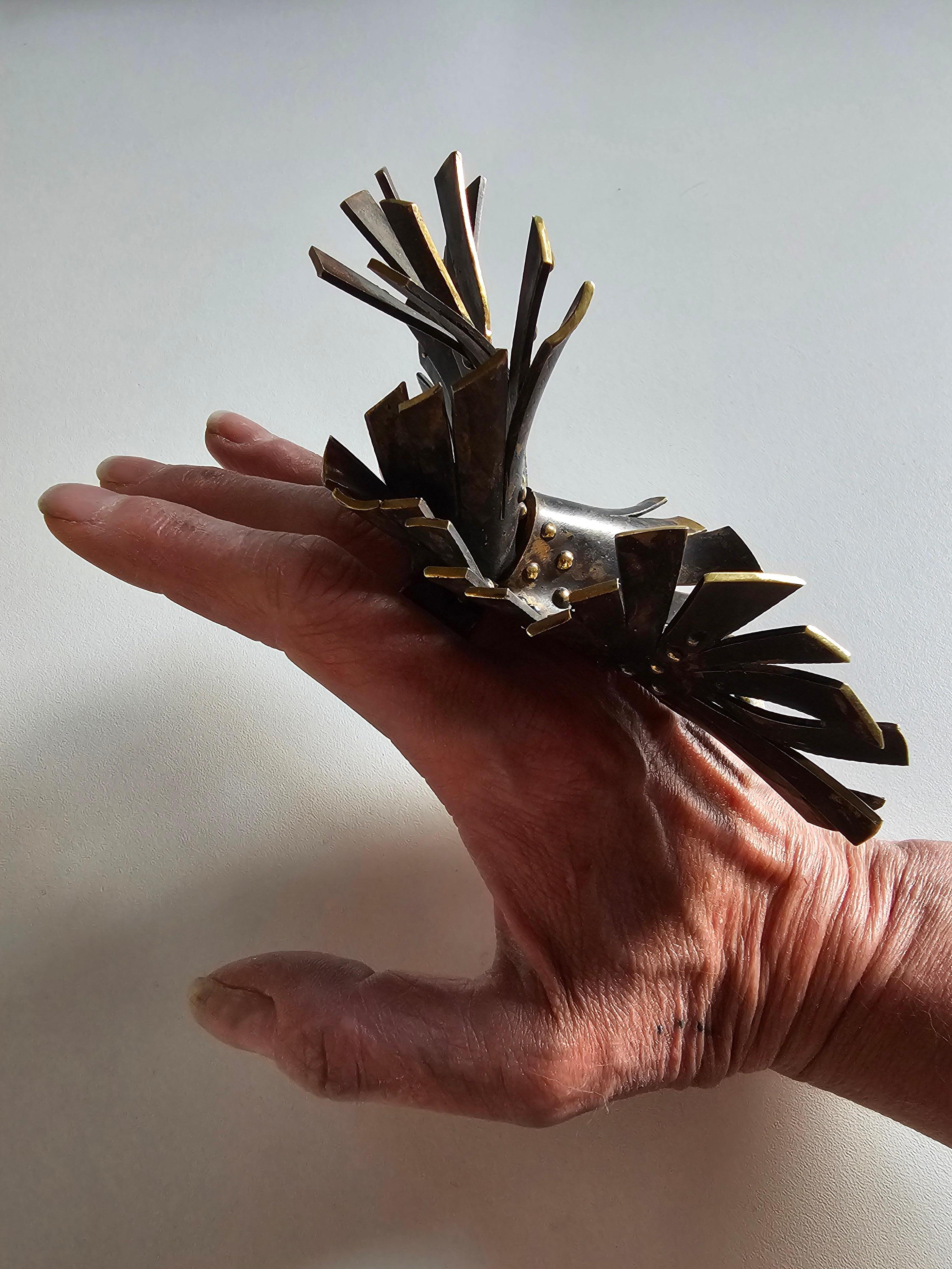 Alina Alamorean Big Flower Sculptural Contemporary Statement Ring Schwarz Messing im Angebot 5