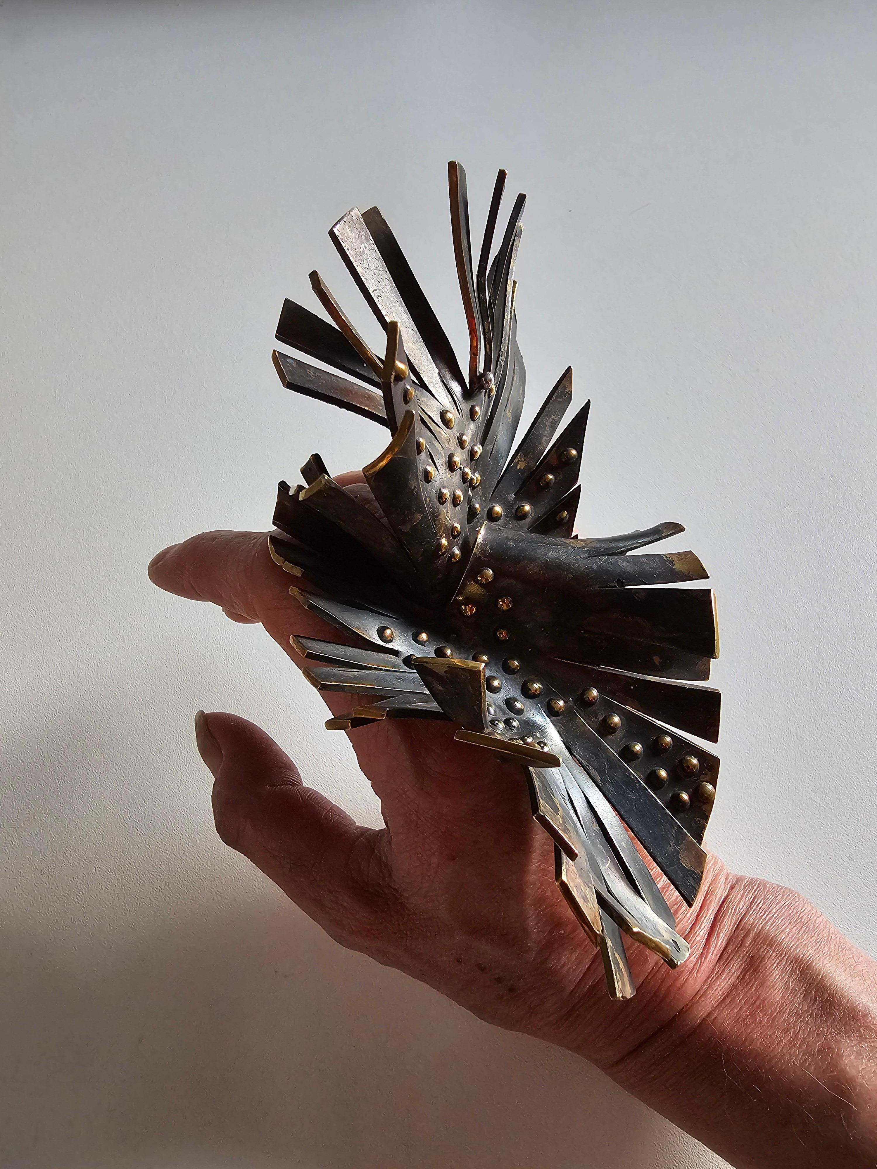 Alina Alamorean Big Flower Sculptural Contemporary Statement Ring Schwarz Messing im Angebot 6