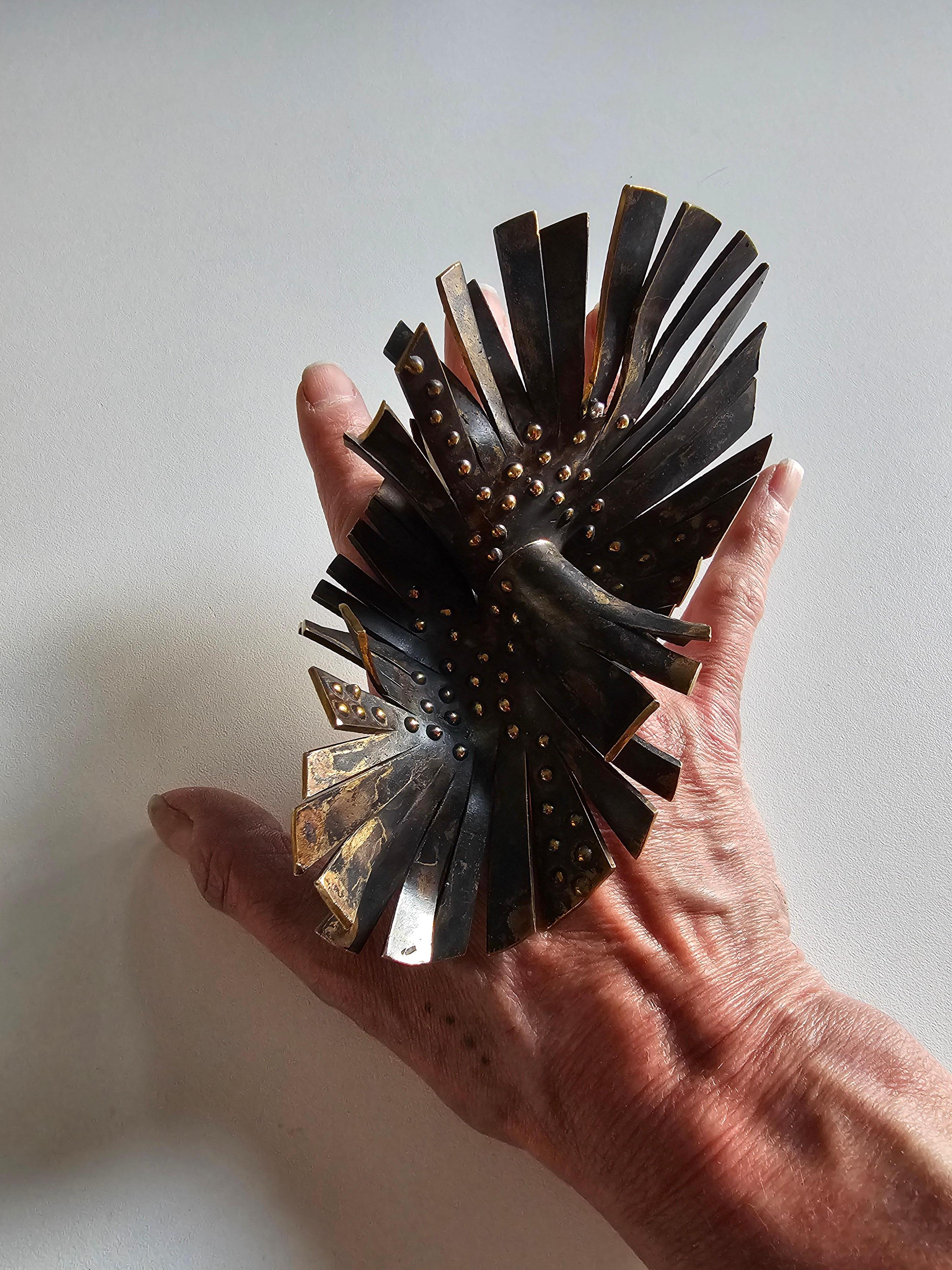 Alina Alamorean Big Flower Sculptural Contemporary Statement Ring Schwarz Messing im Angebot 7
