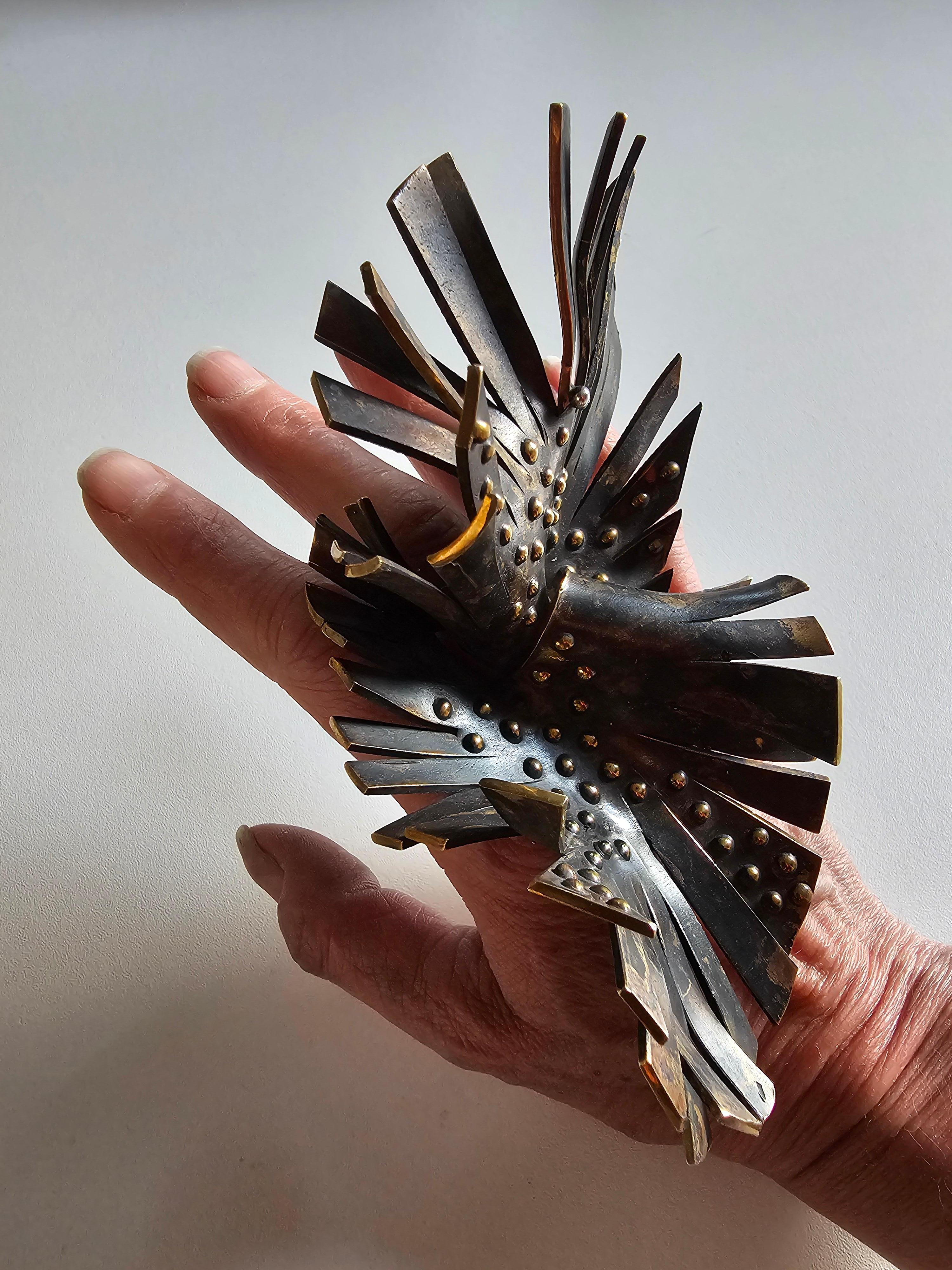 Alina Alamorean Big Flower Sculptural Contemporary Statement Ring Schwarz Messing im Angebot 8