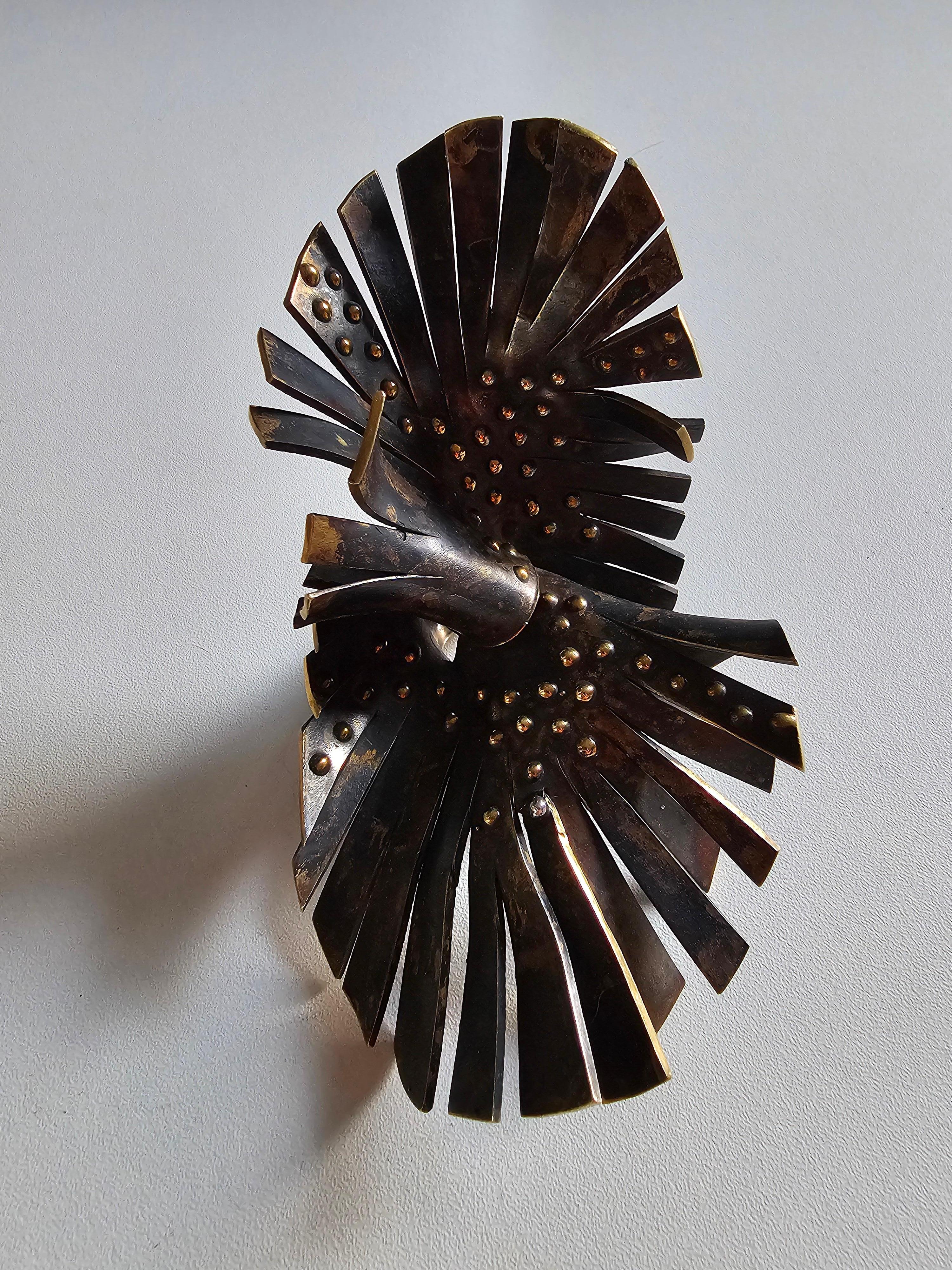 Big Flower Sculpture Statement Ring aus schwarzem Messing mit kleinen Perlen aus glänzendem Silber und Messing und polierten Konturen 

Einzigartig 
Gepunzt

Abmessungen 
cm : L 8 x B 14 x H 8 
in : L 3,15 x B 5,51 x H 3,15
Dicke: 1,5 mm (0,059