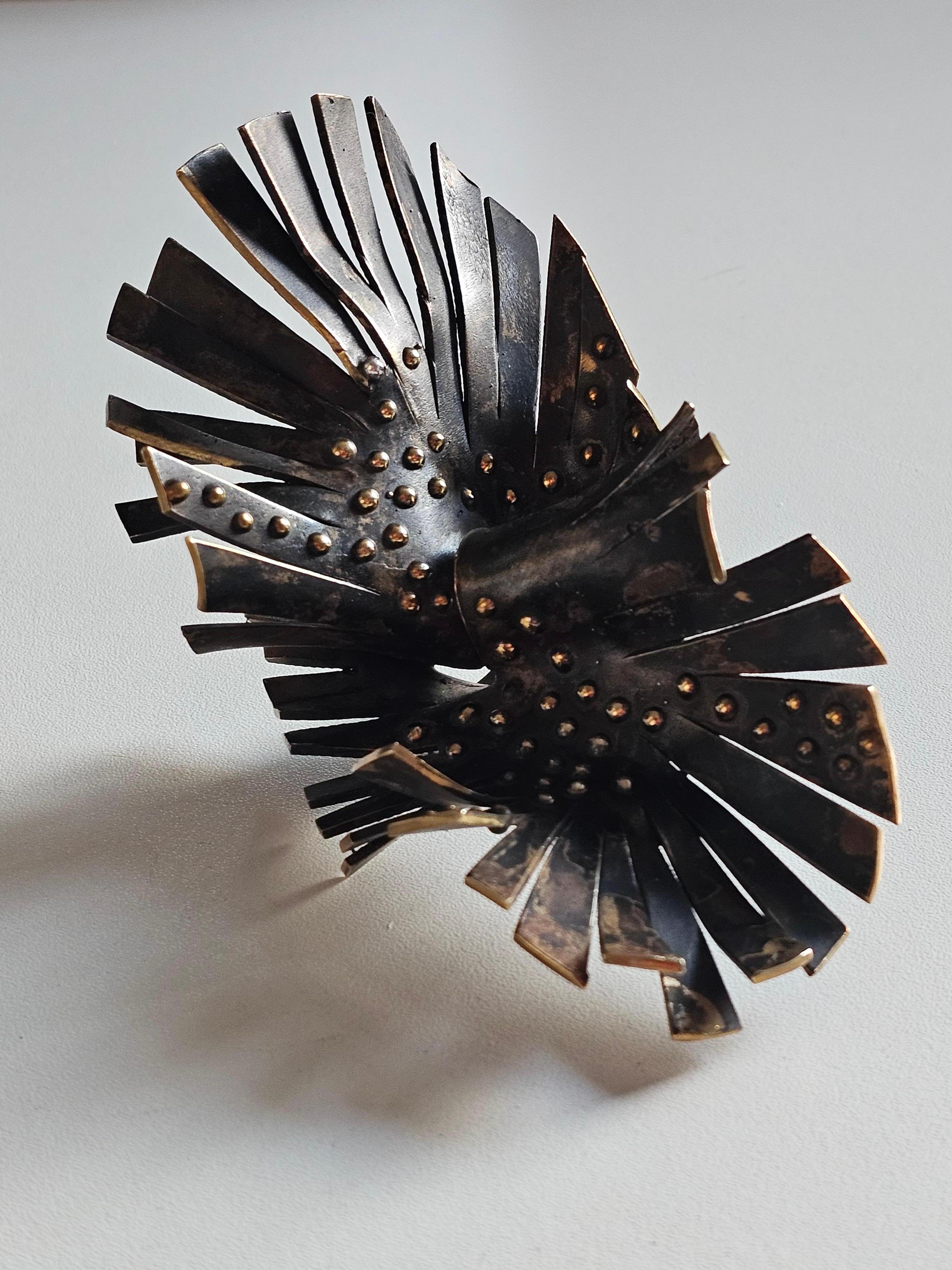 Alina Alamorean Big Flower Sculptural Contemporary Statement Ring Schwarz Messing im Zustand „Neu“ im Angebot in Fresnes, IDF