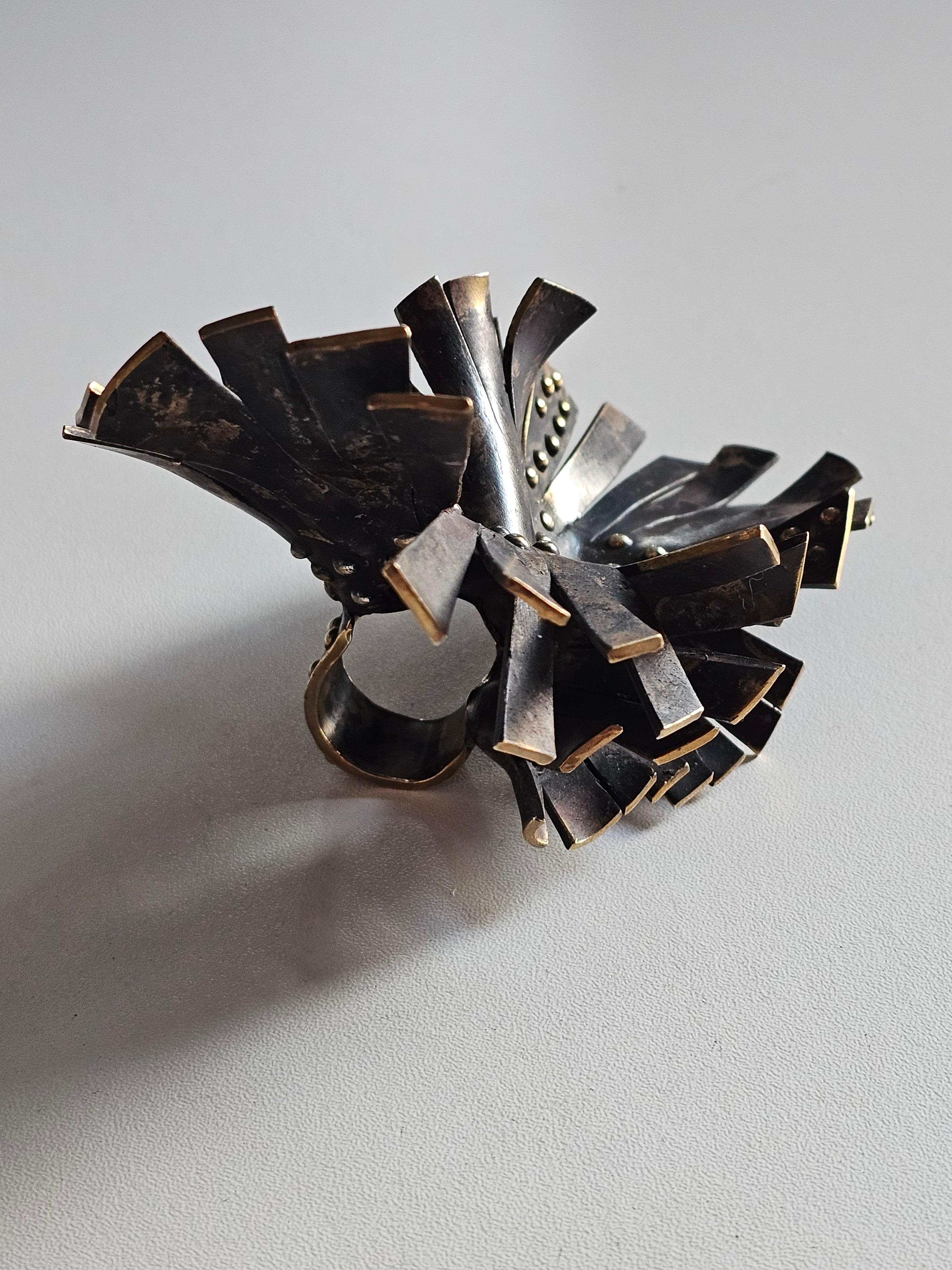 Alina Alamorean Big Flower Sculptural Contemporary Statement Ring Schwarz Messing im Angebot 1