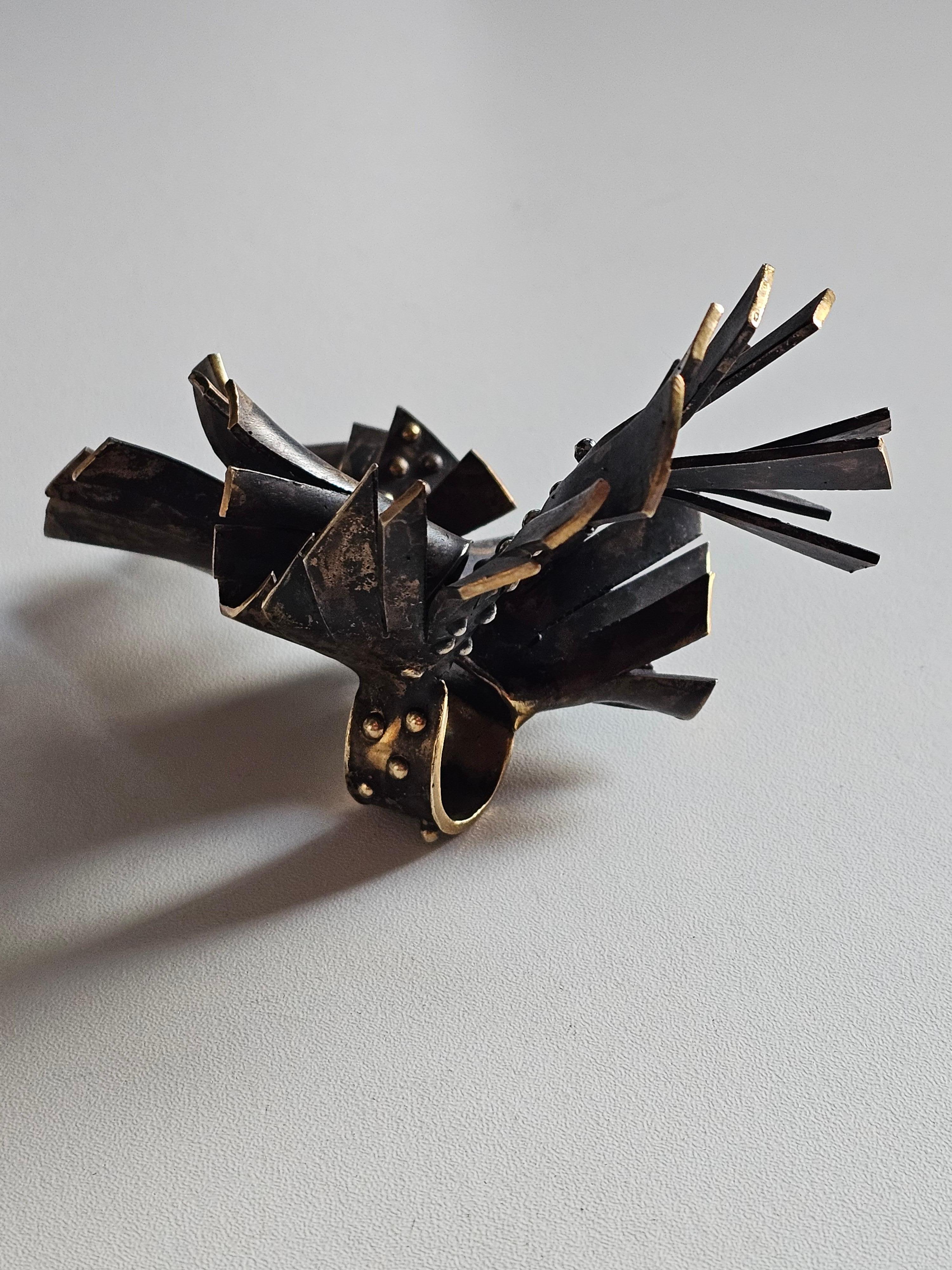 Alina Alamorean Big Flower Sculptural Contemporary Statement Ring Schwarz Messing im Angebot 2